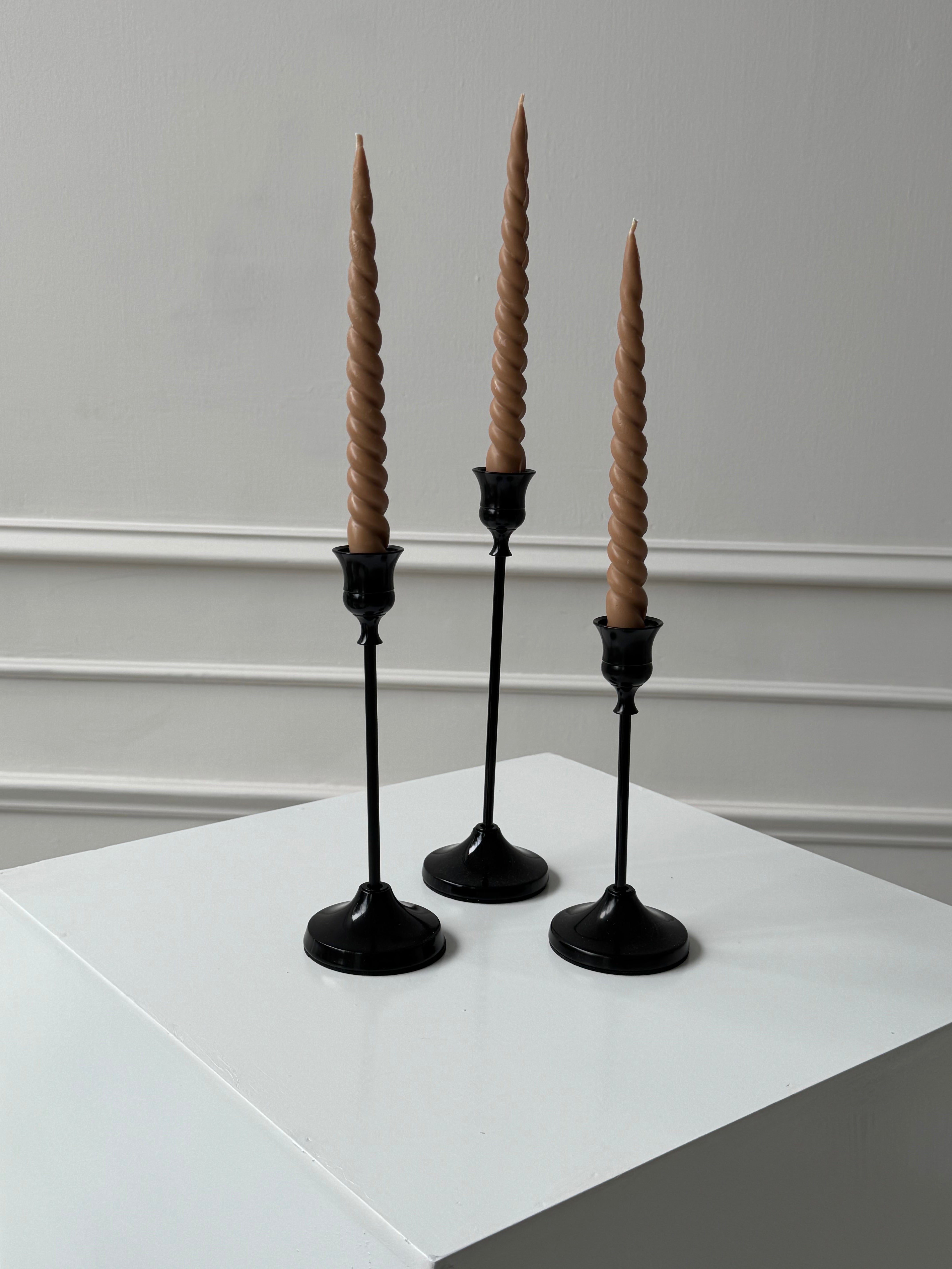 Set de candelabros negros con vela espiral
