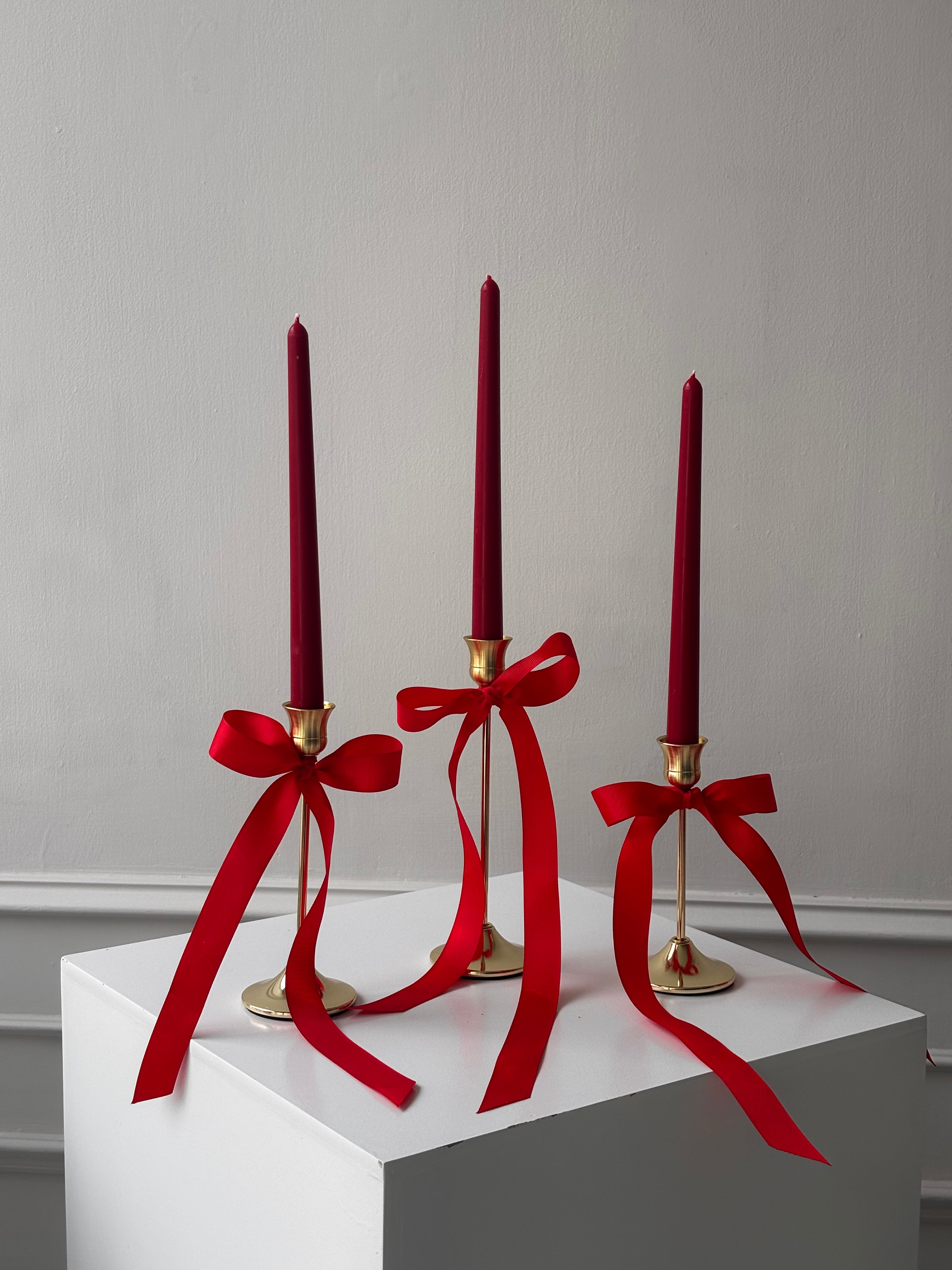 Set de candelabros con vela roja