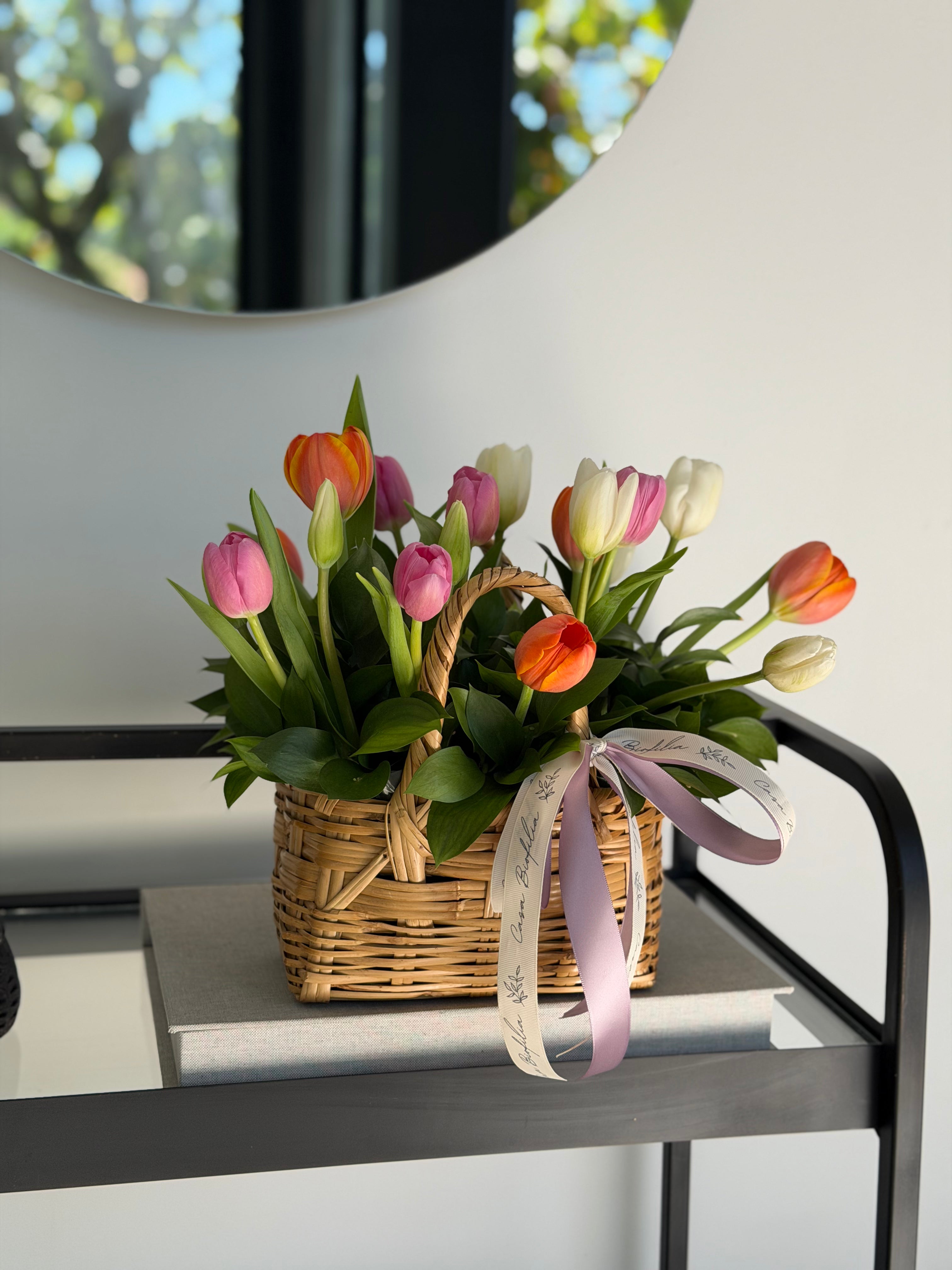 Canasta de tulipanes