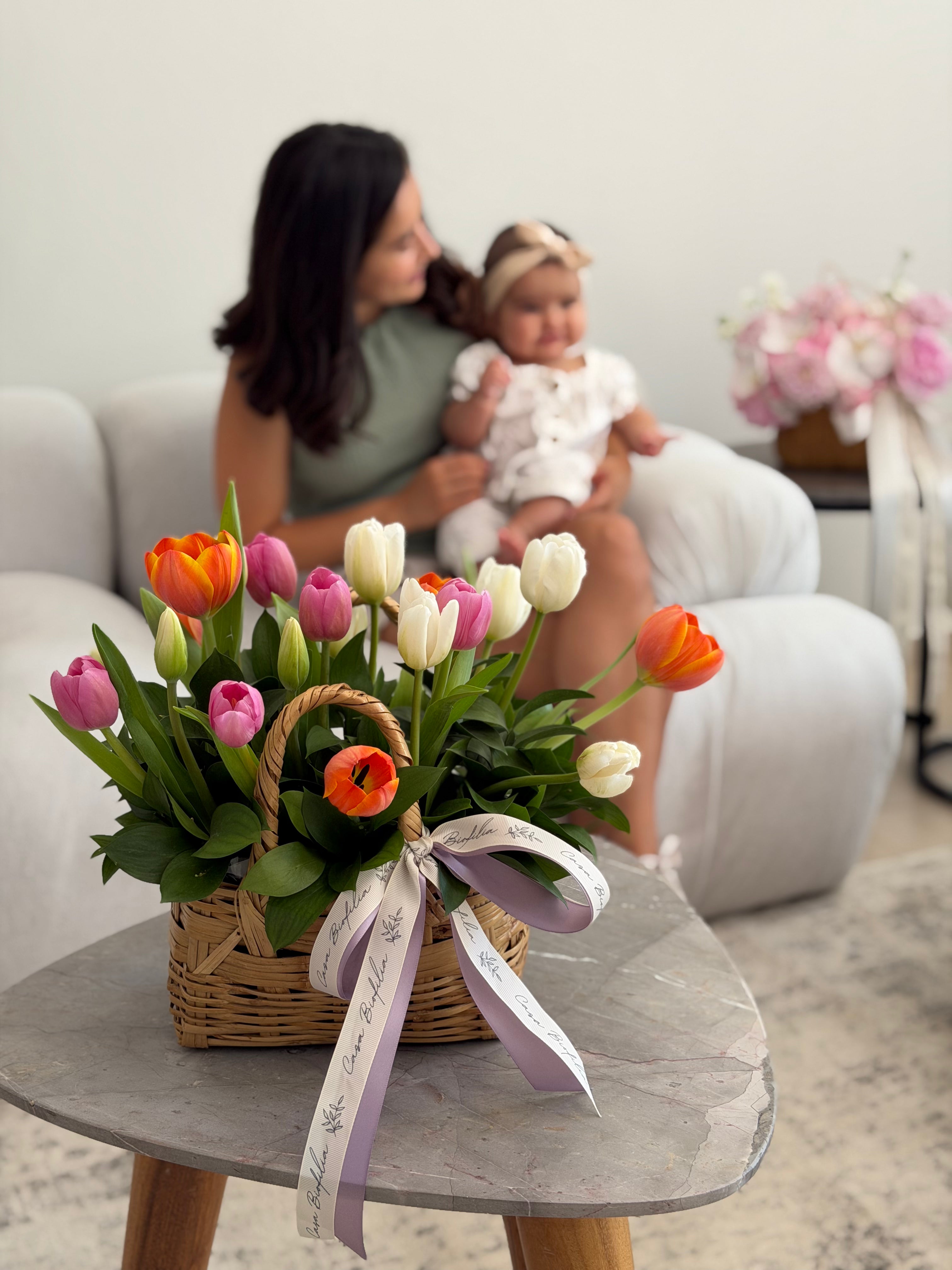 Canasta de tulipanes