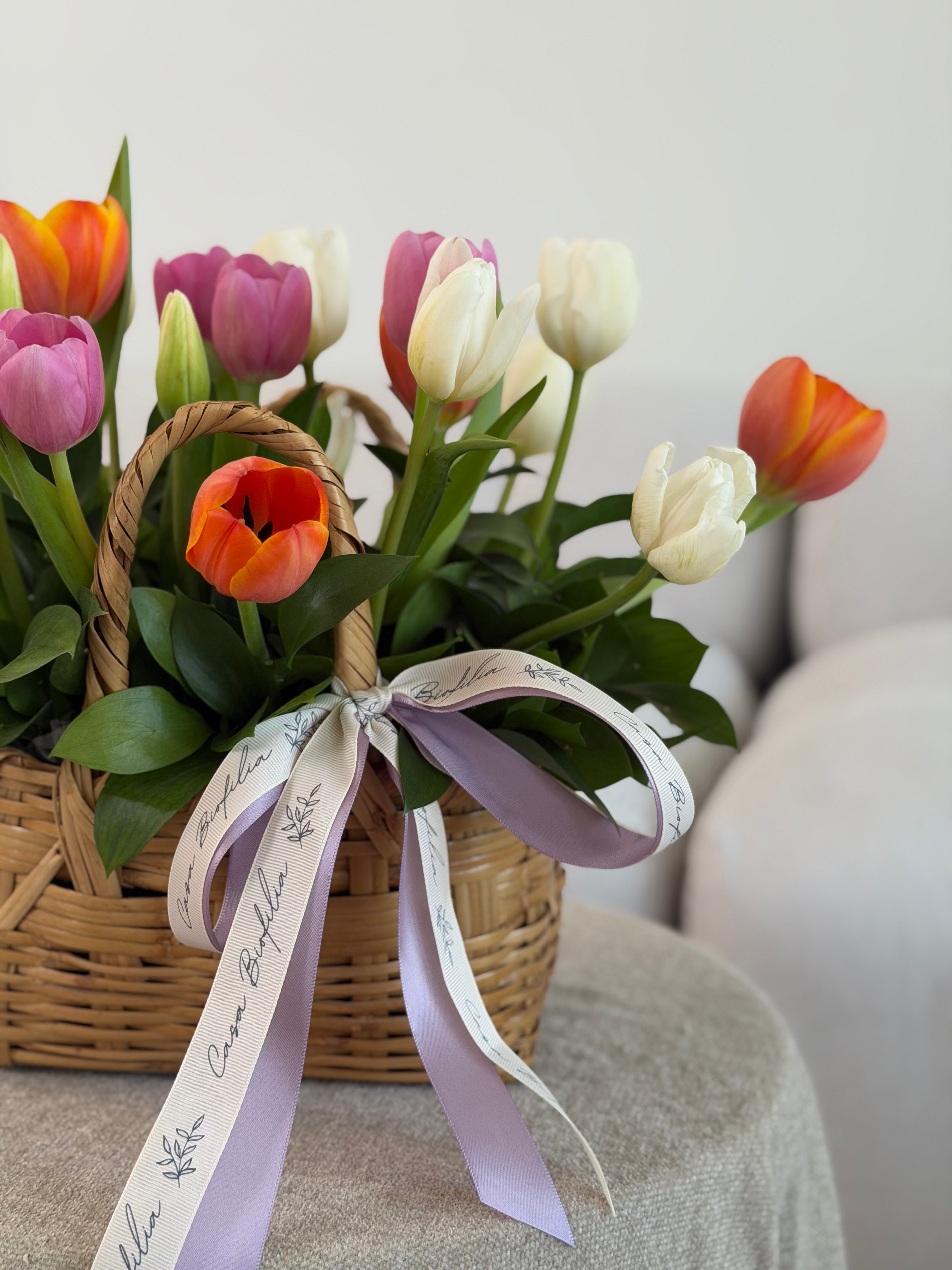 Canasta de tulipanes