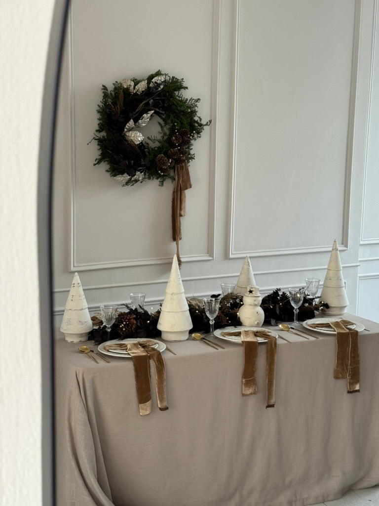 Par de árboles blancos de barro artesanal, decoración navideña artesanal.
