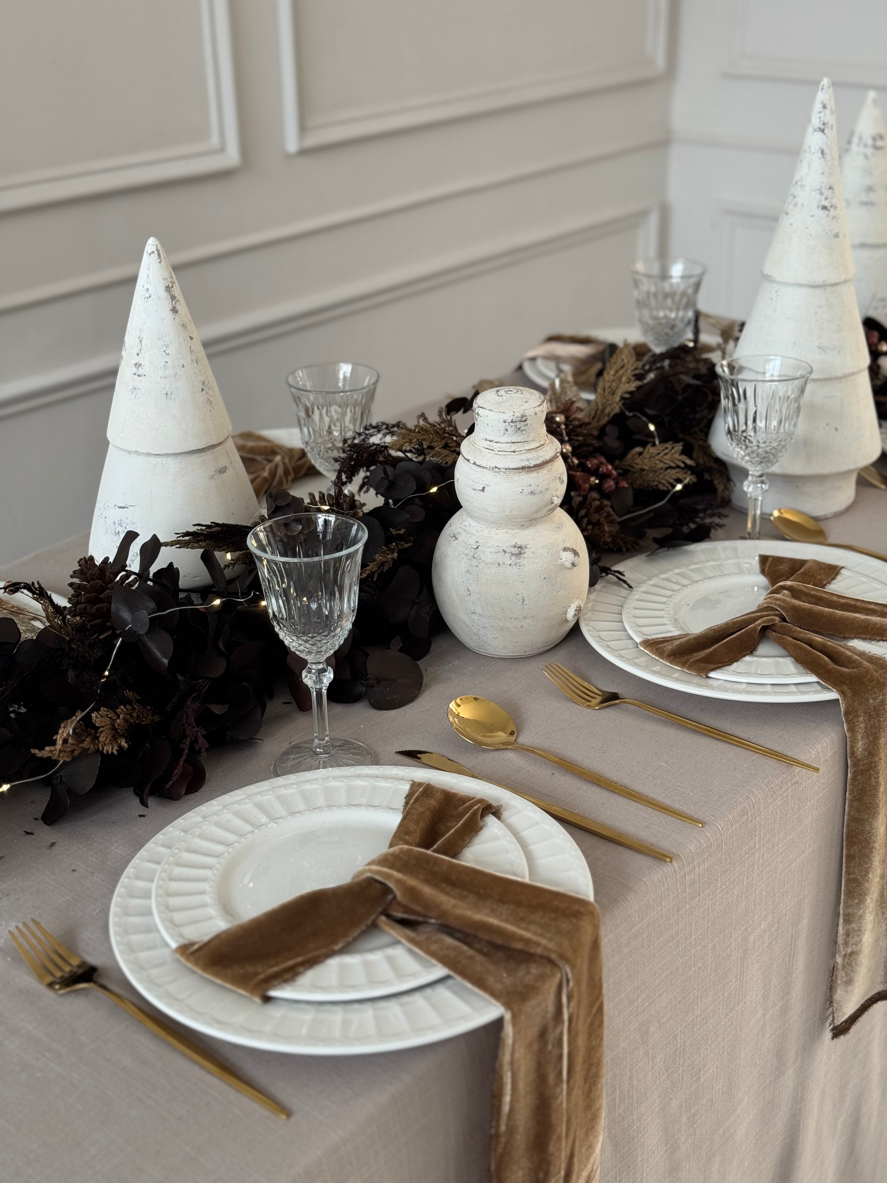 Árboles navideños en barro blanco artesanal, diseño minimalista y elegante.
