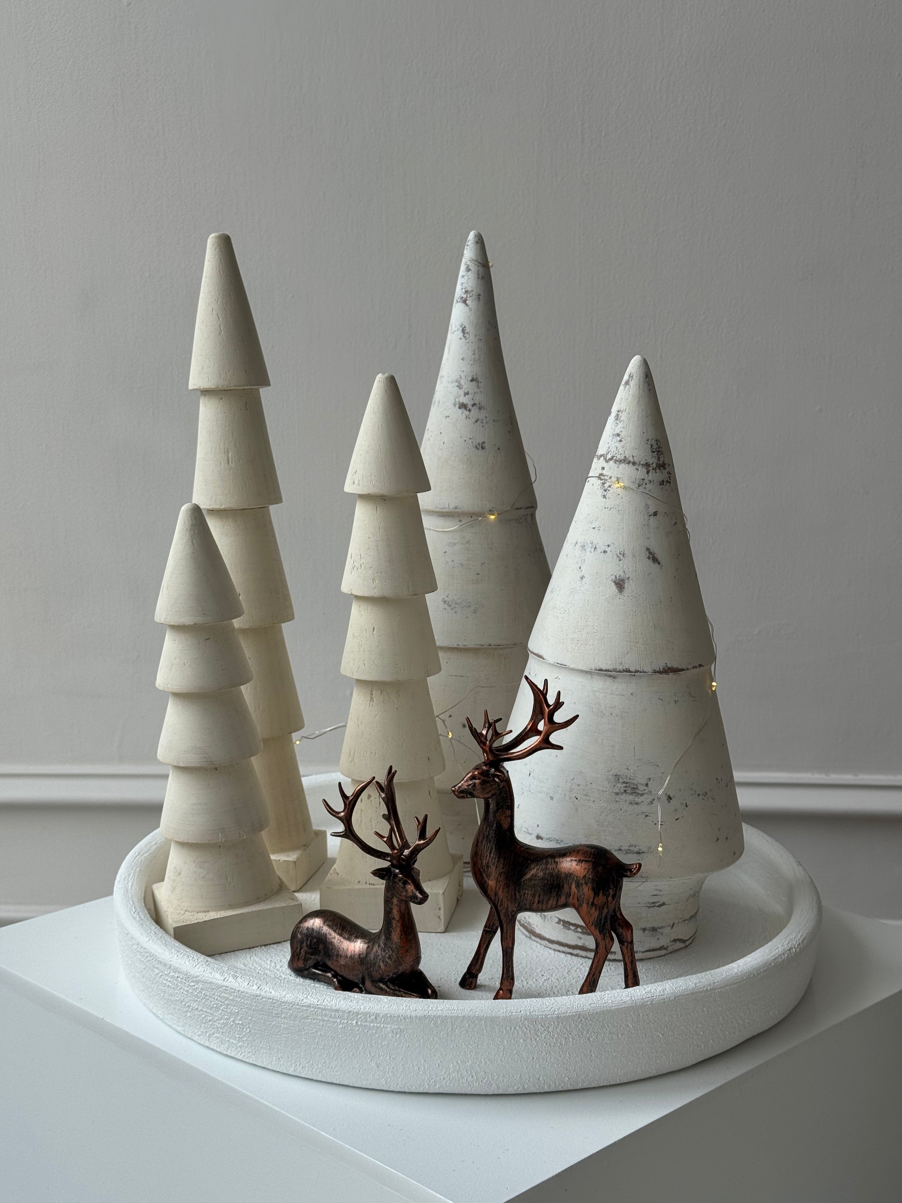 Arbolitos artesanales de madera en set de tres piezas, disponibles en blanco o café, perfectos para mesas, repisas y decoración navideña.
