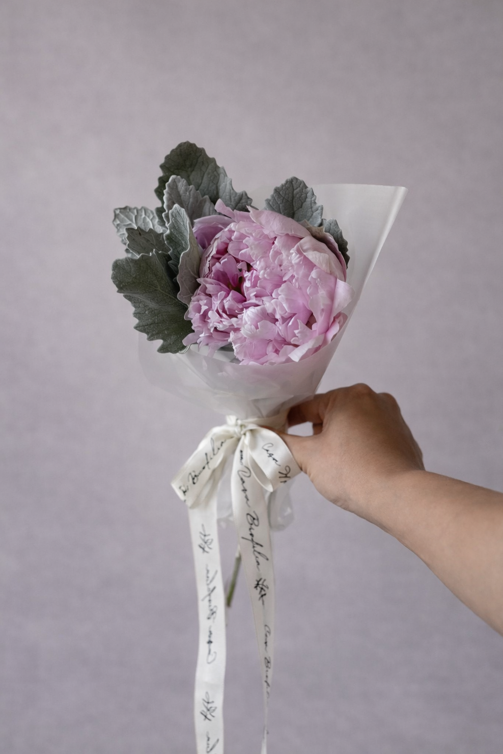 Atados de peonías rosas