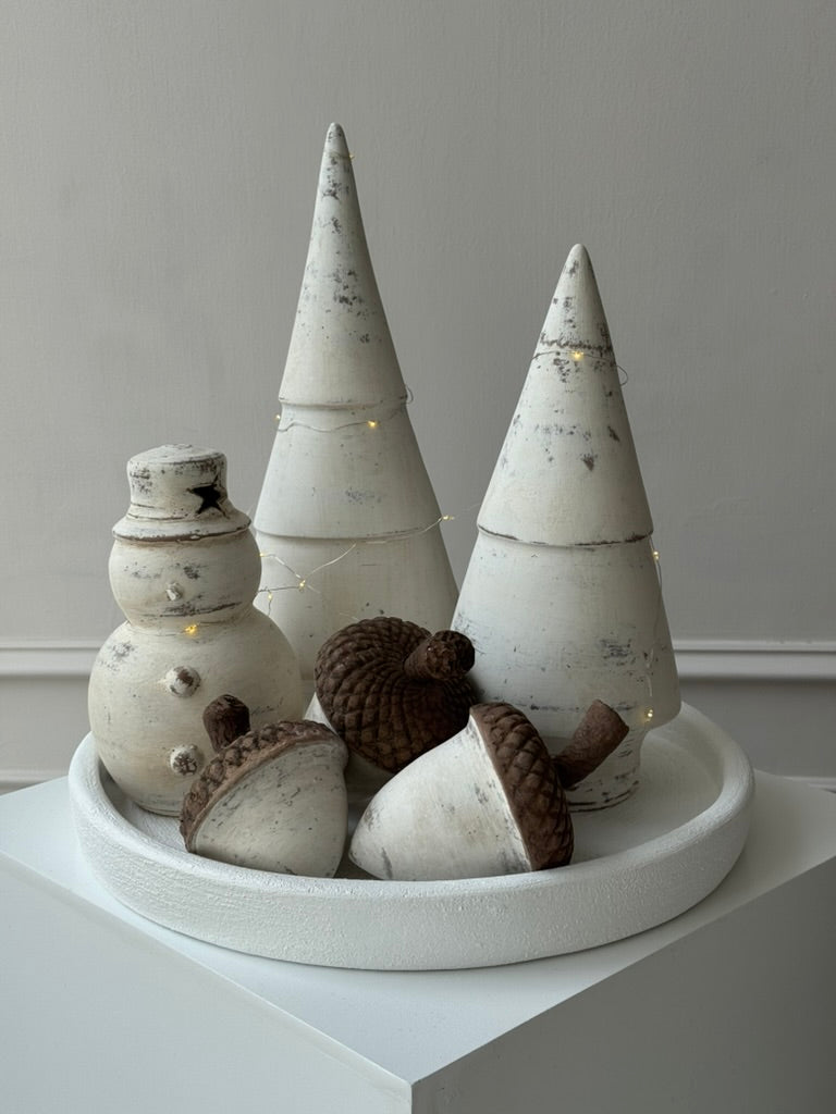 Bellotas de barro artesanal en un set de tres piezas con tamaños y formas diferentes, perfectas para decoración cálida y orgánica.
