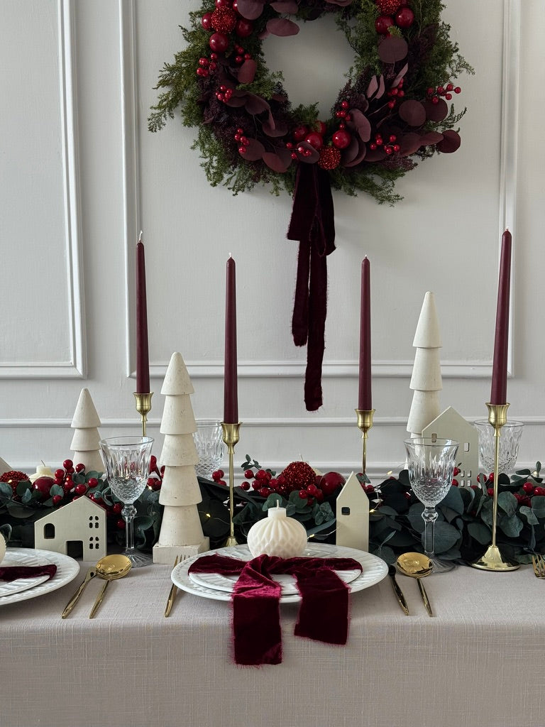 Centro de mesa navideño con eucalipto silver y esferas rojas cherry.