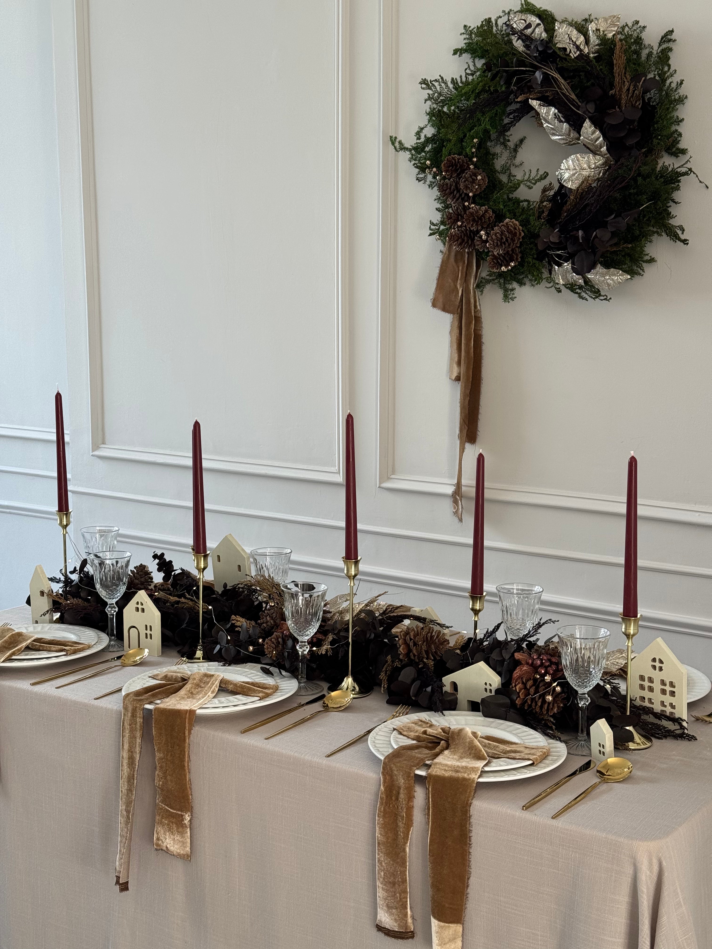 Candelabros altos en acabado dorado con velas lápiz tintas aromáticas de cera de soja artesanal.
