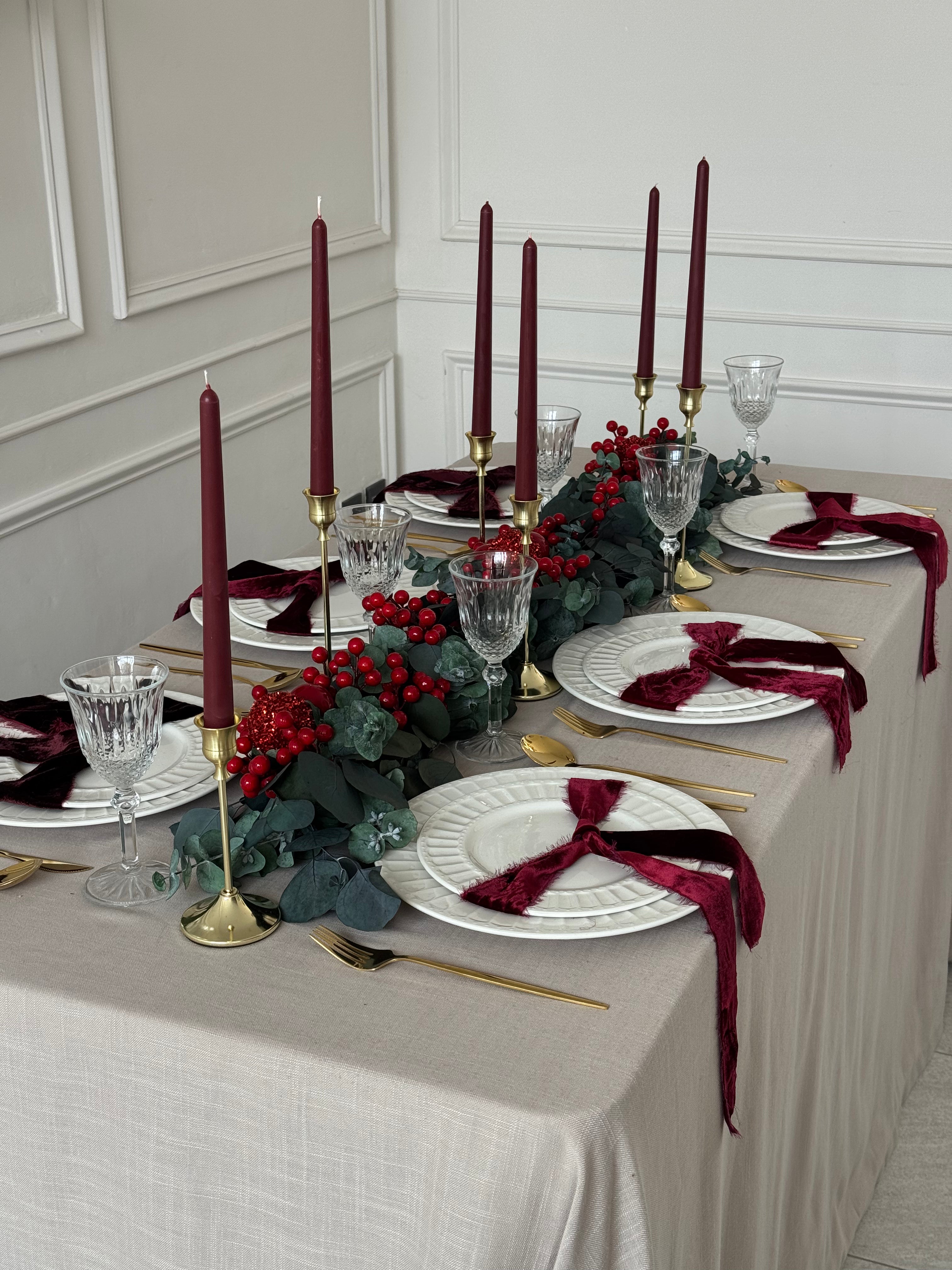 Set de candelabros dorados con velas lápiz tintas de cera de soja artesanal aromática a canela en alturas de 39, 42 y 45 cm.