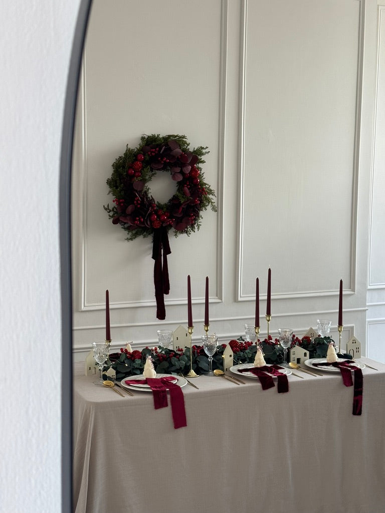 Set navideño de candelabros dorados con velas tintas de cera de soja y aroma a canela de 39, 42 y 45 cm.
