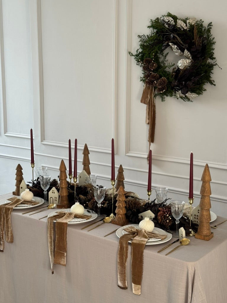 Conjunto de siete casitas de Navidad hechas de madera que forman una villa decorativa encantadora y cálida.
