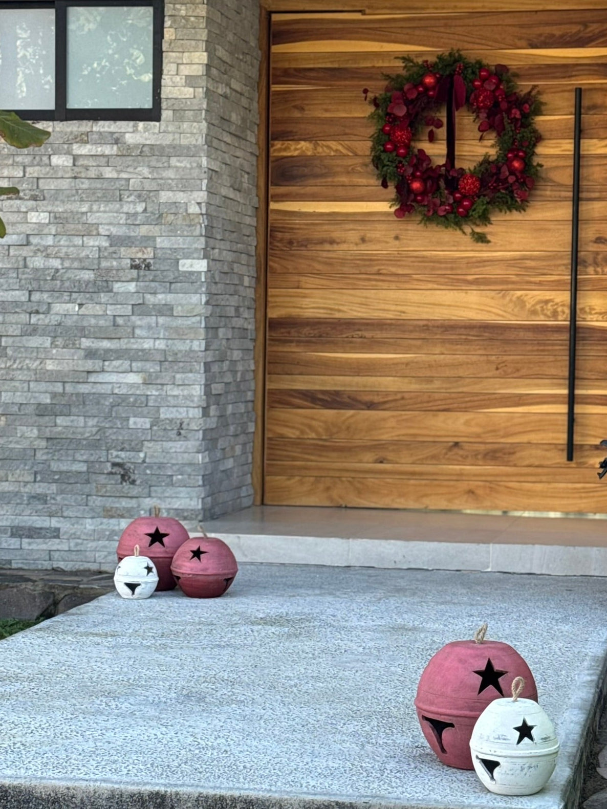 Cascabeles artesanales tintos en rojo terroso con iluminación LED, juego de dos tamaños.
