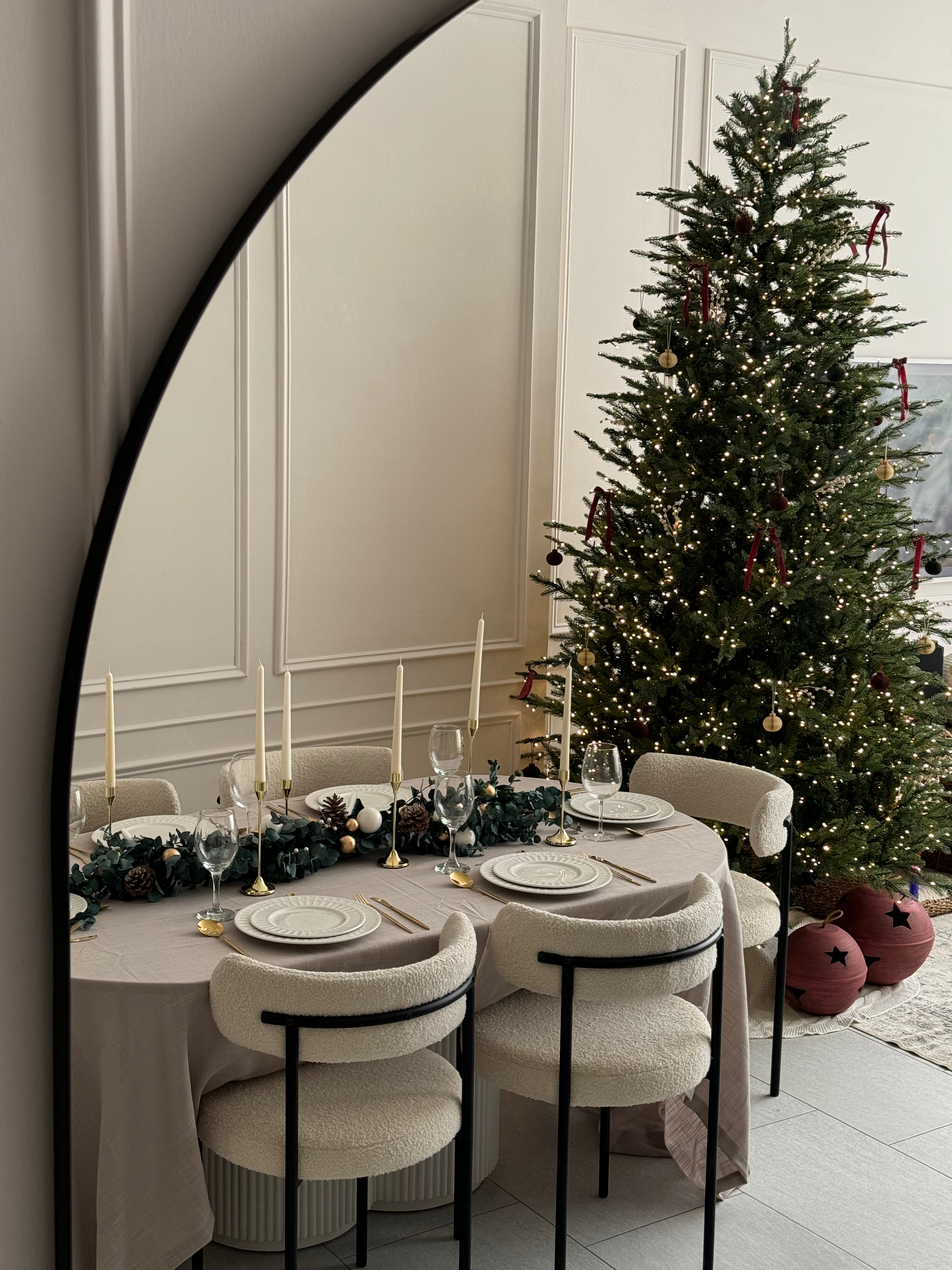 Cascabeles navideños tintos con luz LED, set de dos piezas de 35 y 28 cm.
