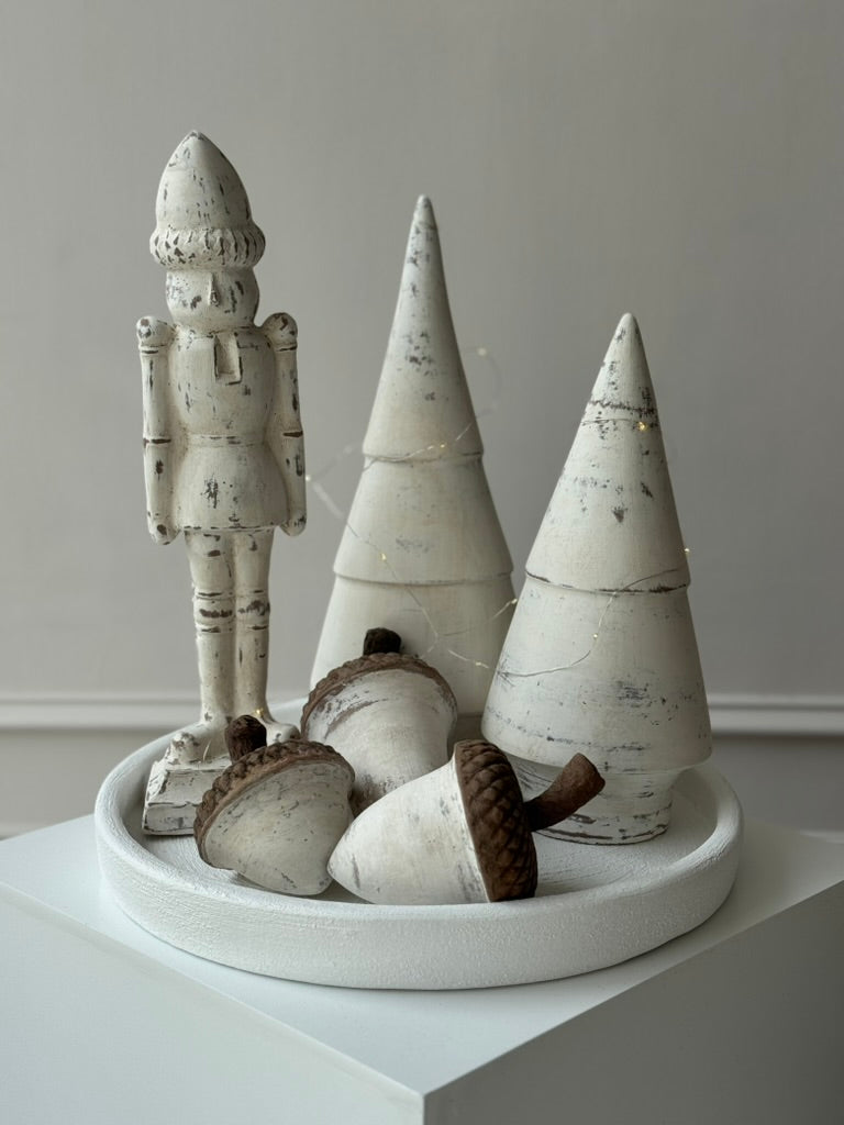 Cascanueces de barro artesanal de 42 cm, pieza decorativa navideña.
