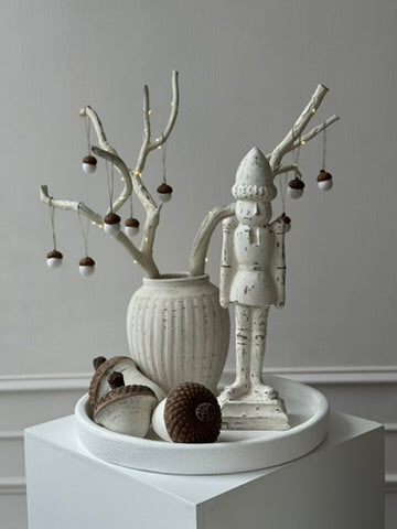 Figura de cascanueces de barro artesanal de 42 cm, decoración navideña tradicional.
