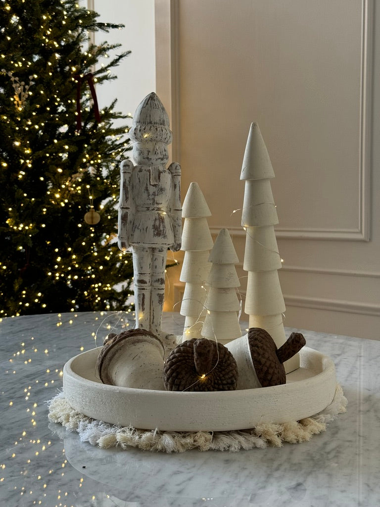 Cascanueces decorativo en barro artesanal con acabado tradicional, 42 cm.
