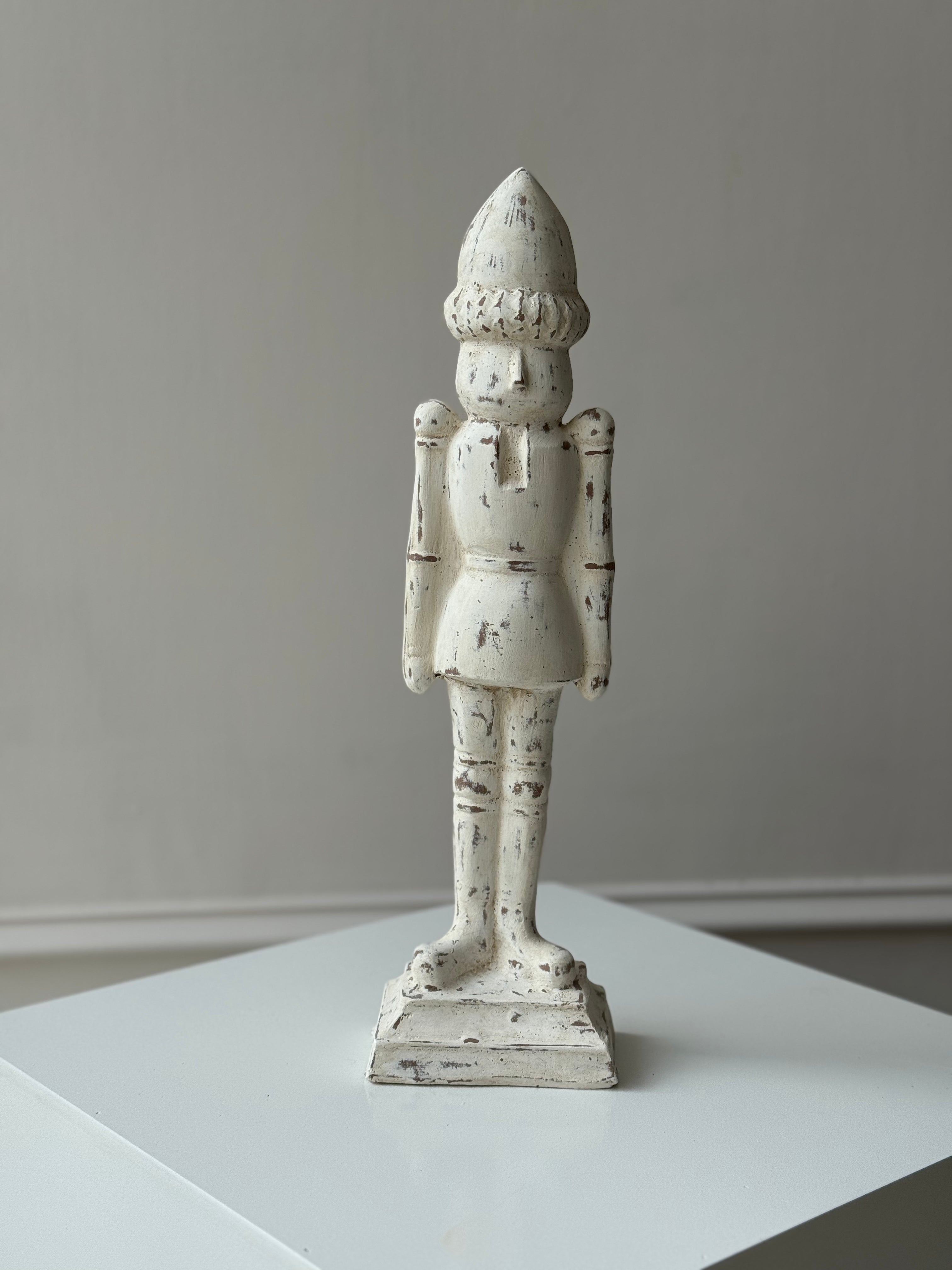 Cascanueces hecho de barro artesanal, 42 cm de altura, ideal para decorar en Navidad.
