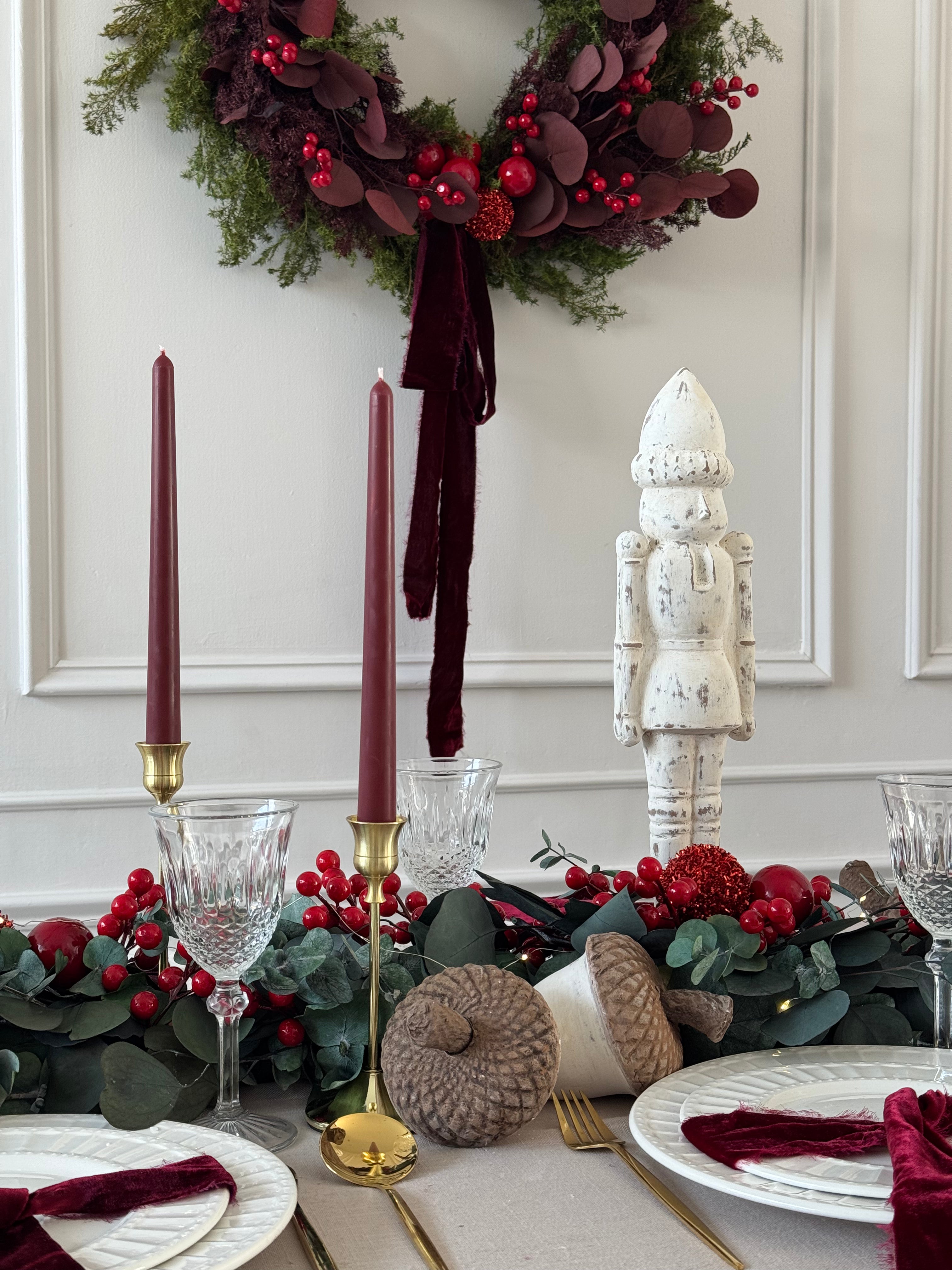 Cascanueces decorativo artesanal elaborado en barro, altura 42 cm.