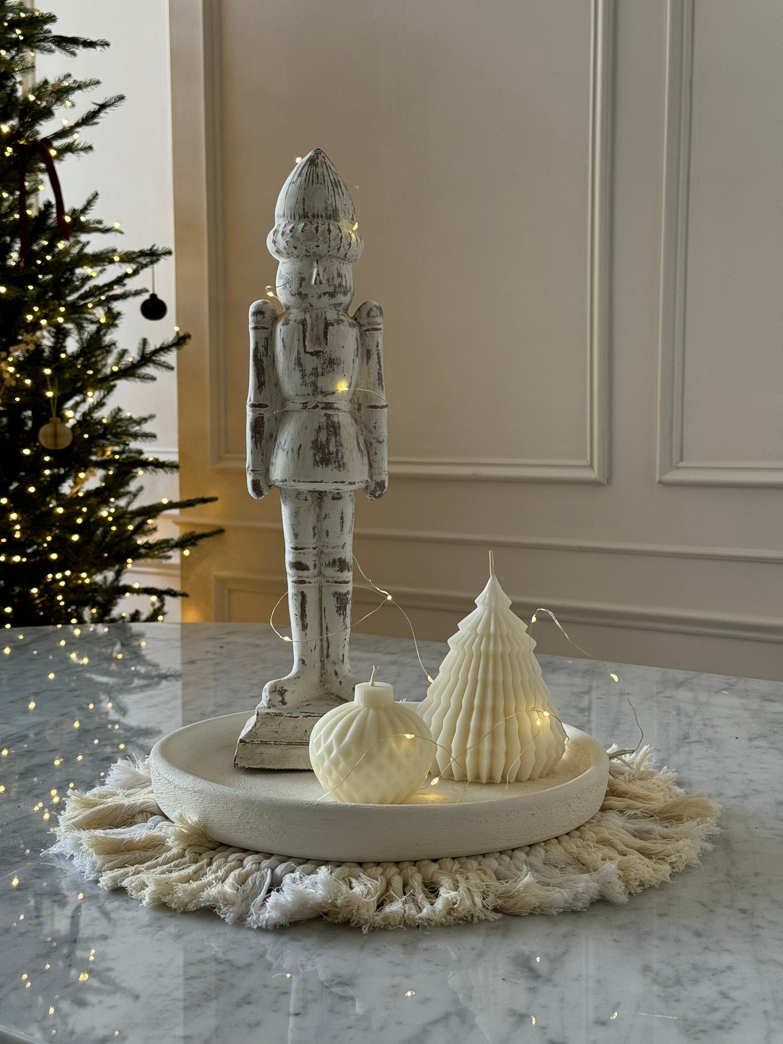 Cascanueces hecho a mano en barro, 42 cm, ornamento navideño artesanal.
