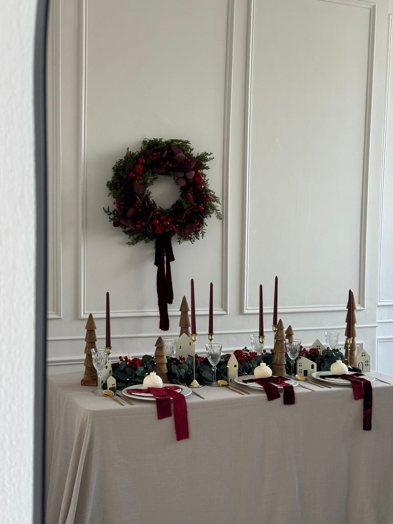 Casitas navideñas de madera en set de siete piezas que simulan una pequeña villa, perfectas para decoración minimalista.
