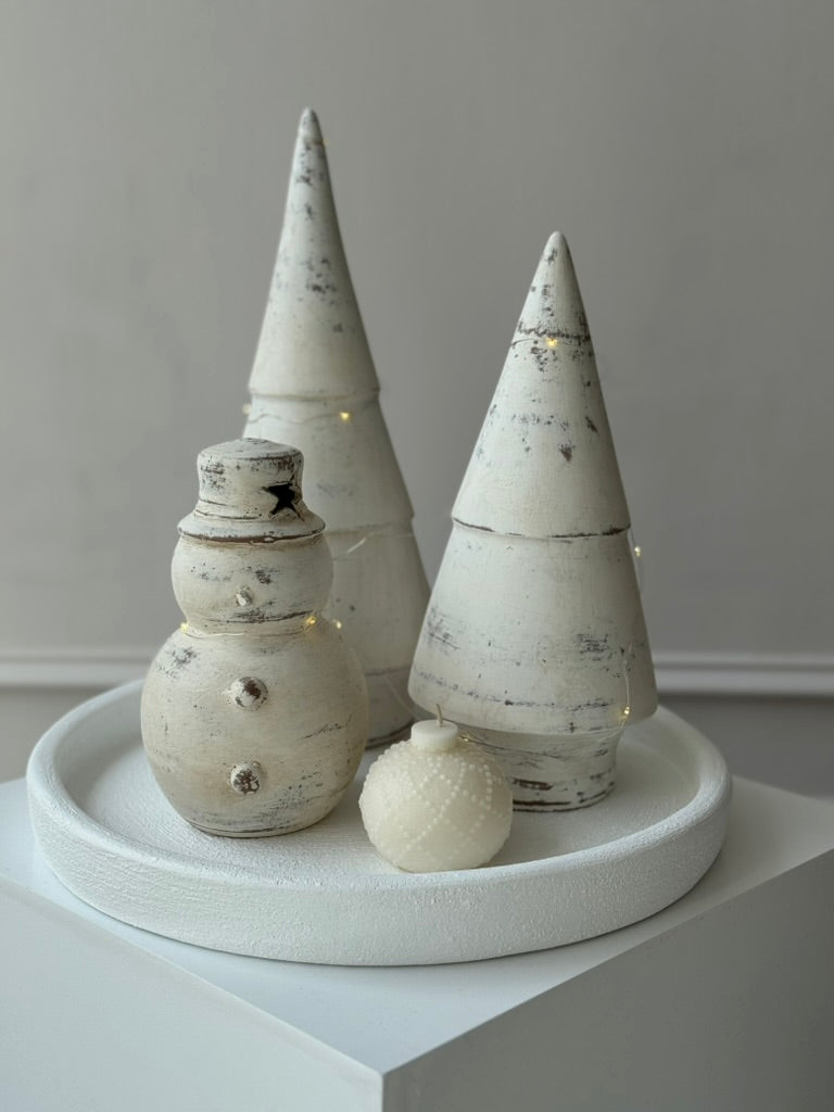 Charola decorativa de barro en color blanco, estilo minimalista, disponible en 30 y 40 cm, ideal para ambientes modernos y cálidos.
