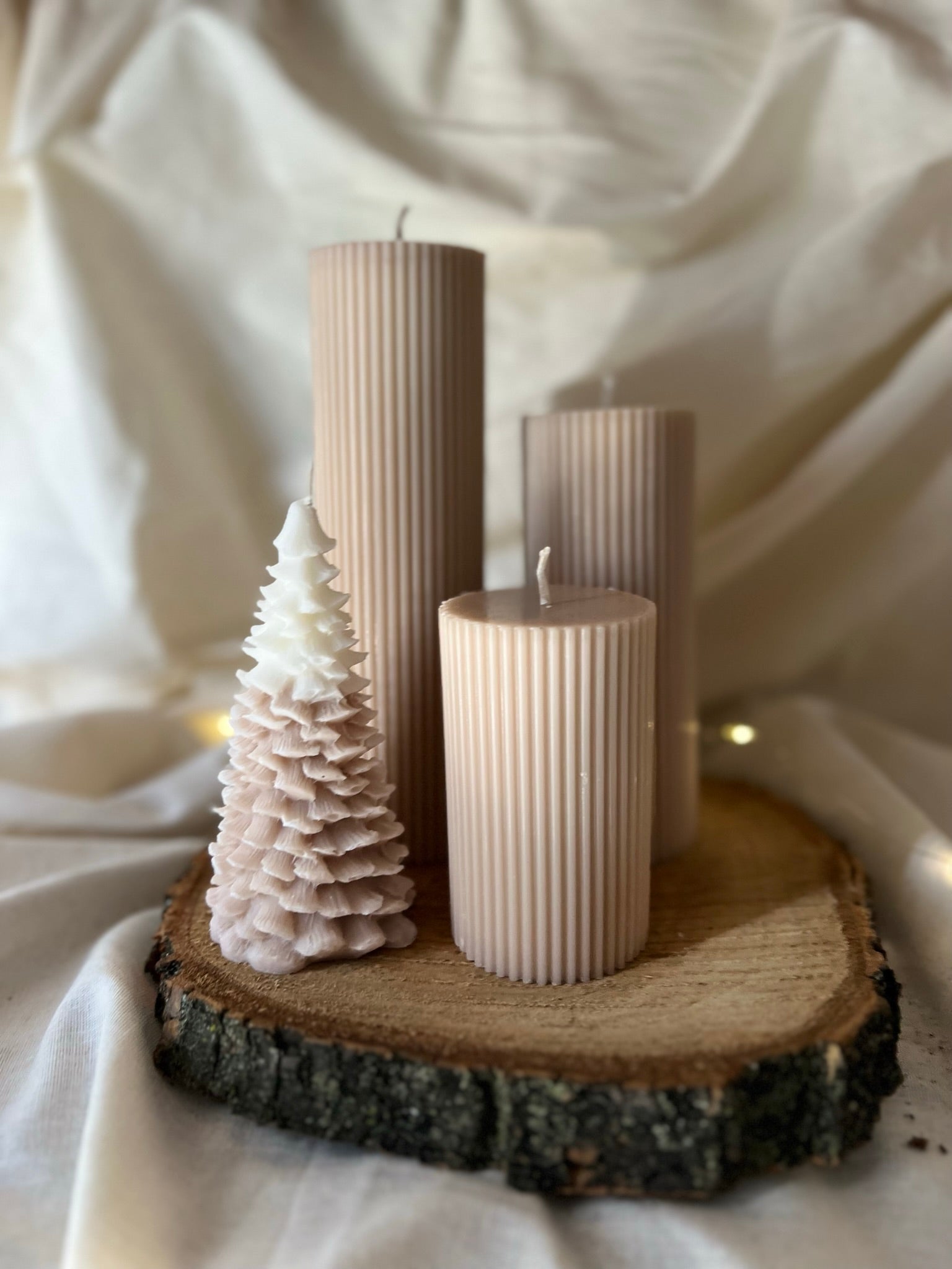 Pack de tres cirios decorativos en color nude hechos de cera de soja, perfectos para decoración elegante y natural.
