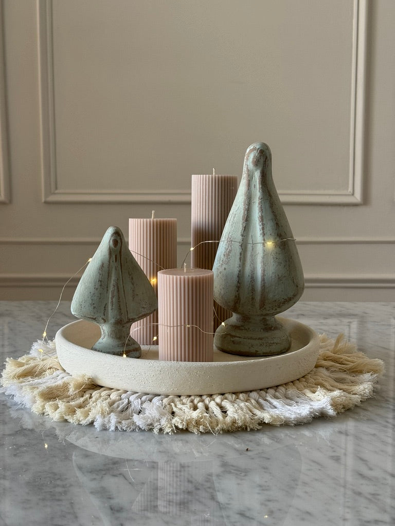 Cirios artesanales en tono nude fabricados con cera de soja, set de tres piezas ideal para decoración minimalista.
