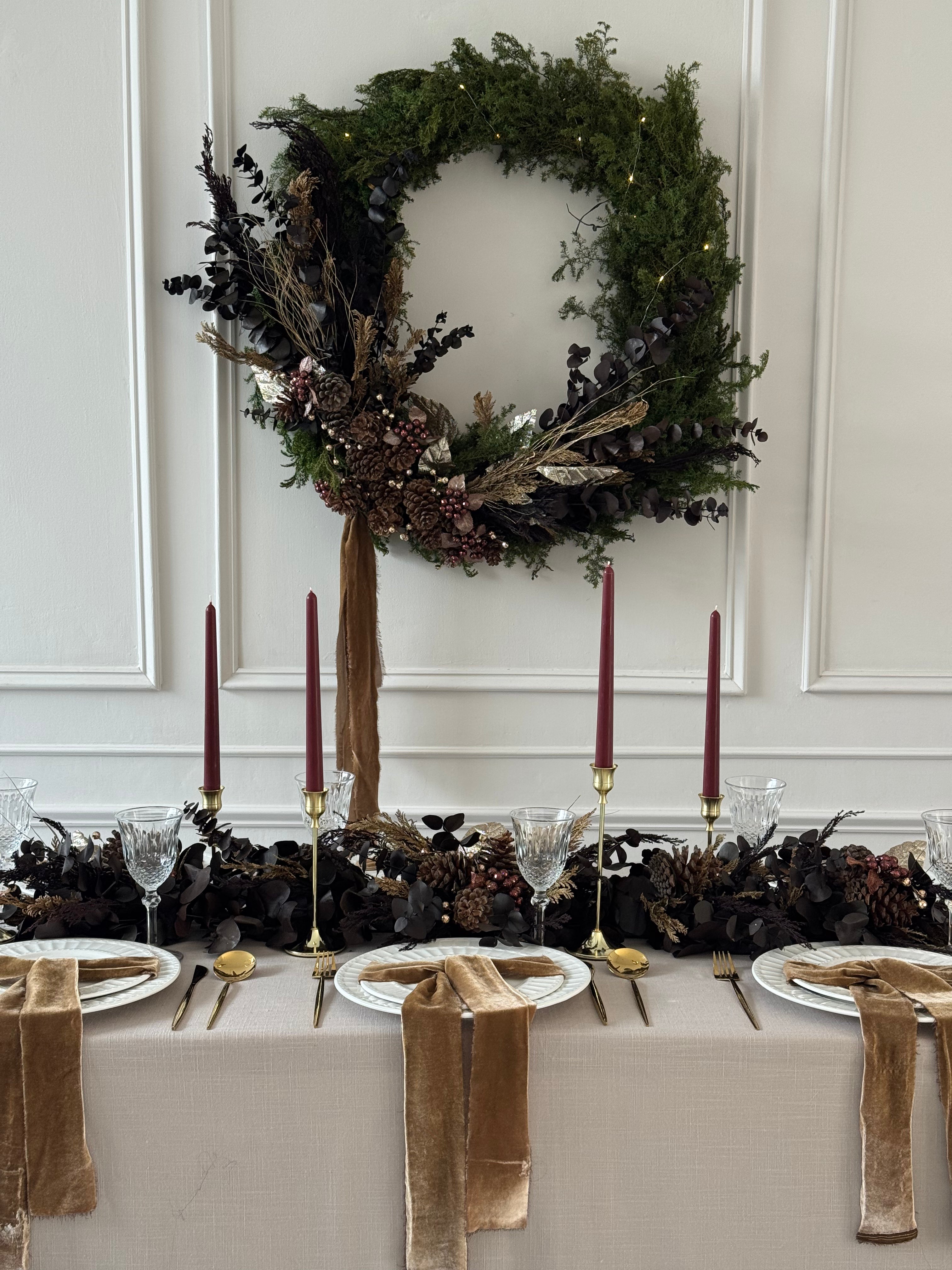 Corona navideña de 90 cm con pino natural, eucalipto café, ornamentos dorados y luces LED.