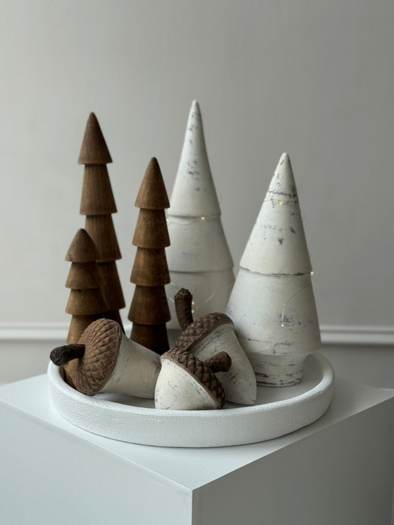 Set de tres bellotas de barro en diferentes formas y tamaños, acabado café y blanco, perfecto para decoración cálida y artesanal.
