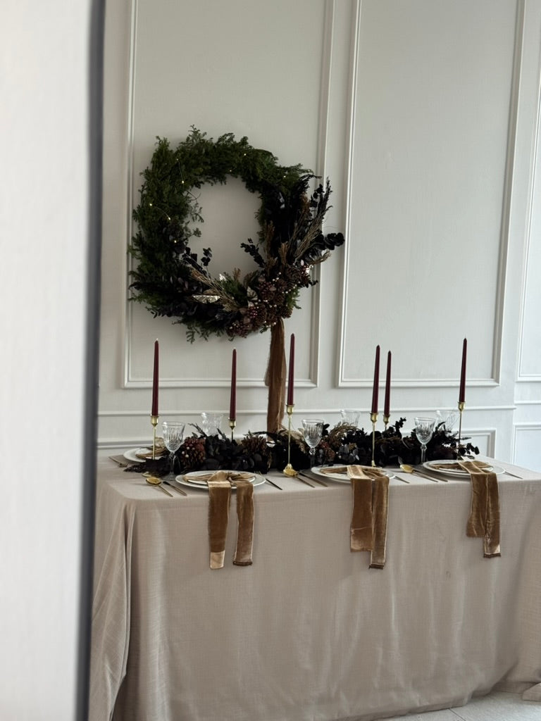 Decoración de mesa Mocha con esferas doradas, eucalipto café y detalles naturales.
