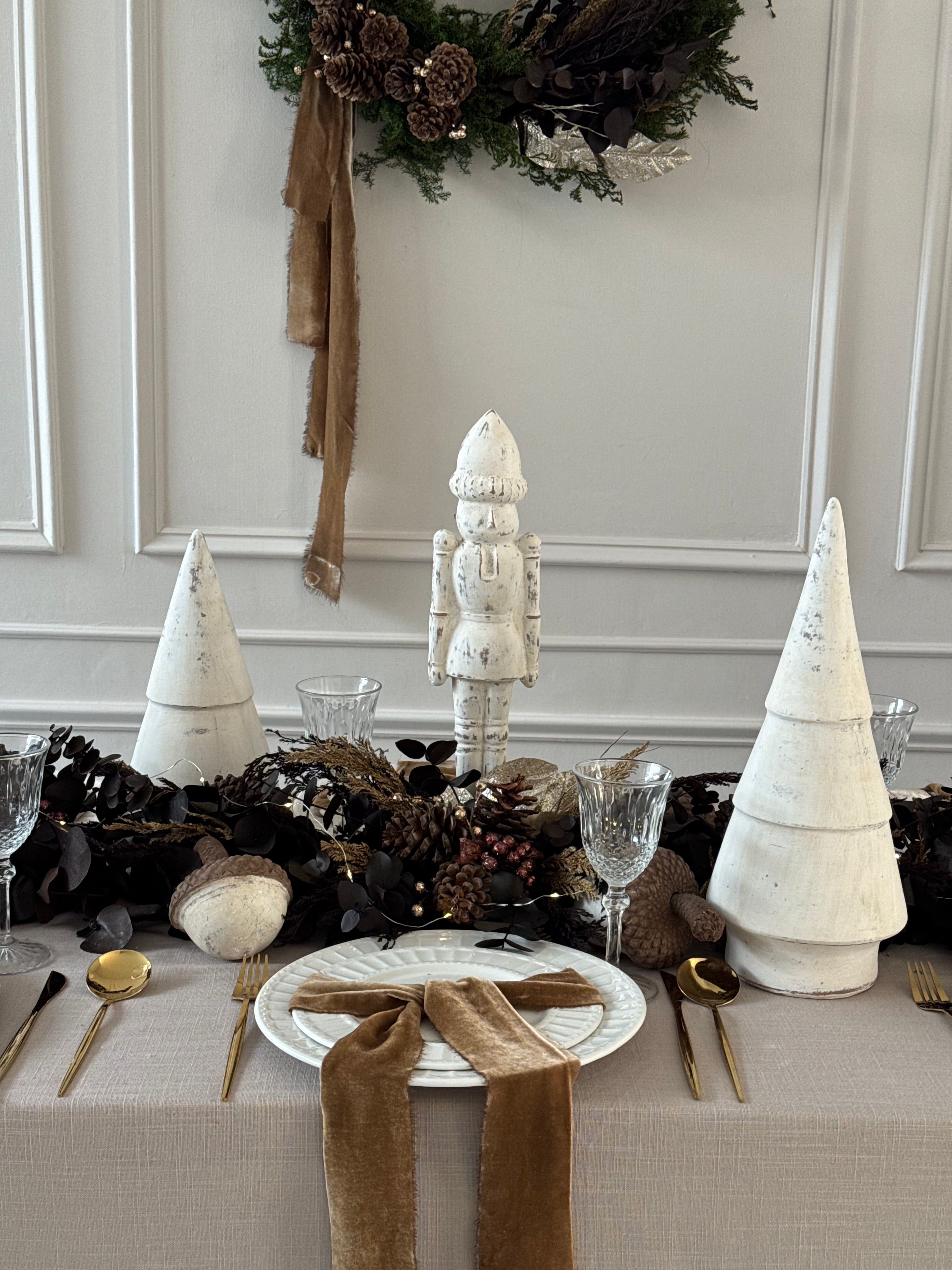 Figura de cascanueces hecha a mano en barro, 42 cm, estilo artesanal.