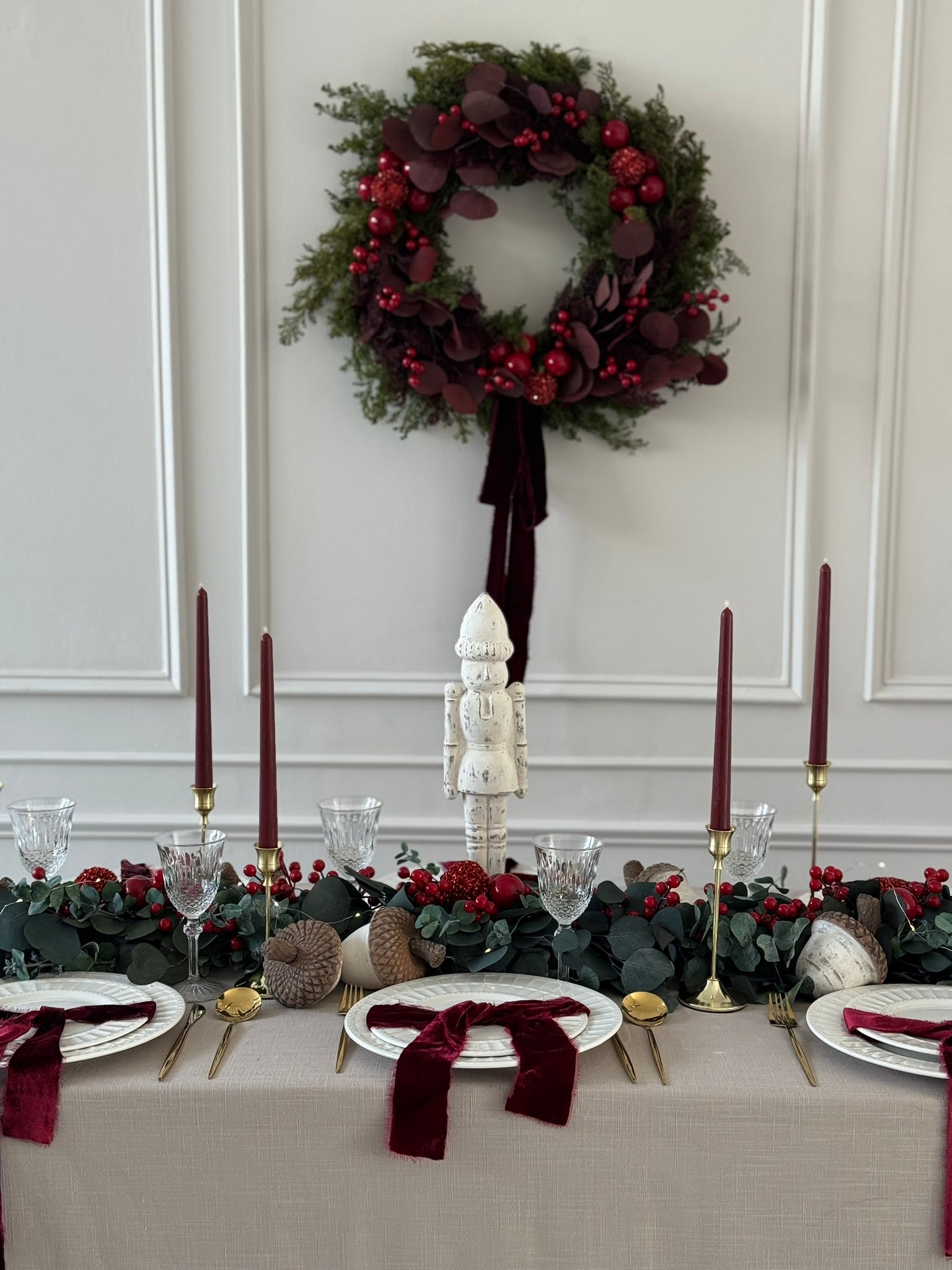 Figura navideña de cascanueces hecha en barro, 42 cm de alto.
