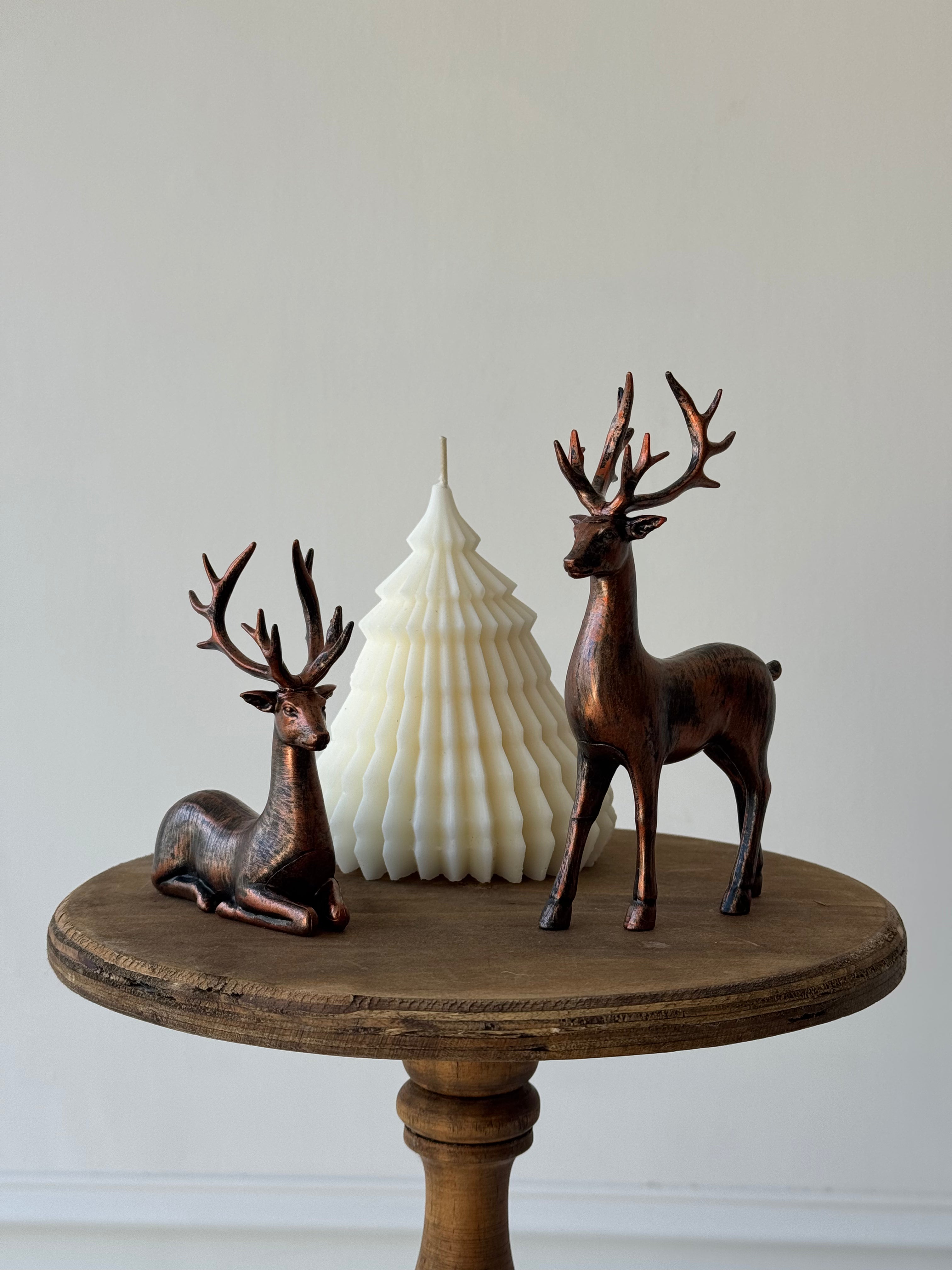 Figuras de renos decorativos en tono bronce, par ideal para centros de mesa y ambientes festivos con estilo clásico.
