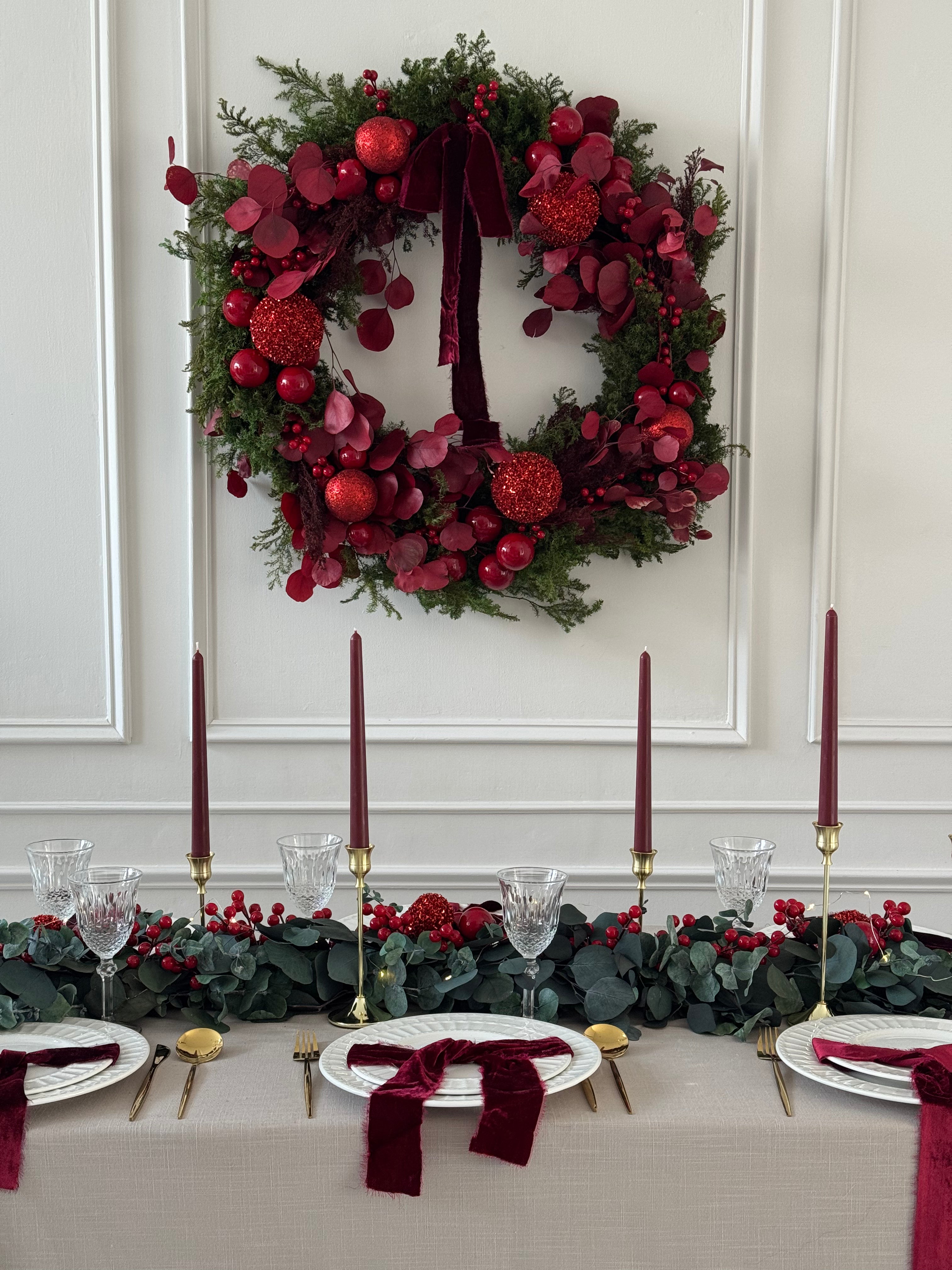 Corona de Navidad de 90 cm con pino verde natural, eucalipto silver teñido en tinto y ornamentos rojos adiamantados.