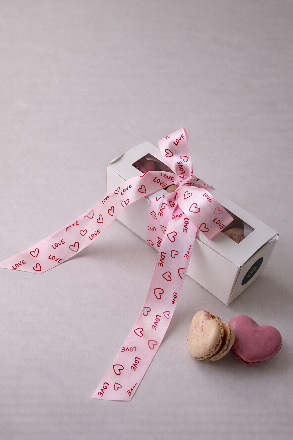 paquete de macarons de costco en forma de corazón sabor vainilla y frambuesa