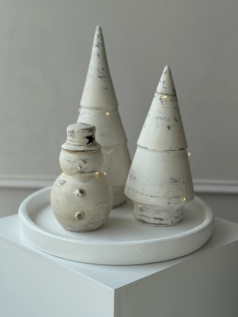 Muñeco de nieve de dos bolas en barro blanco con sombrero, pieza decorativa.
