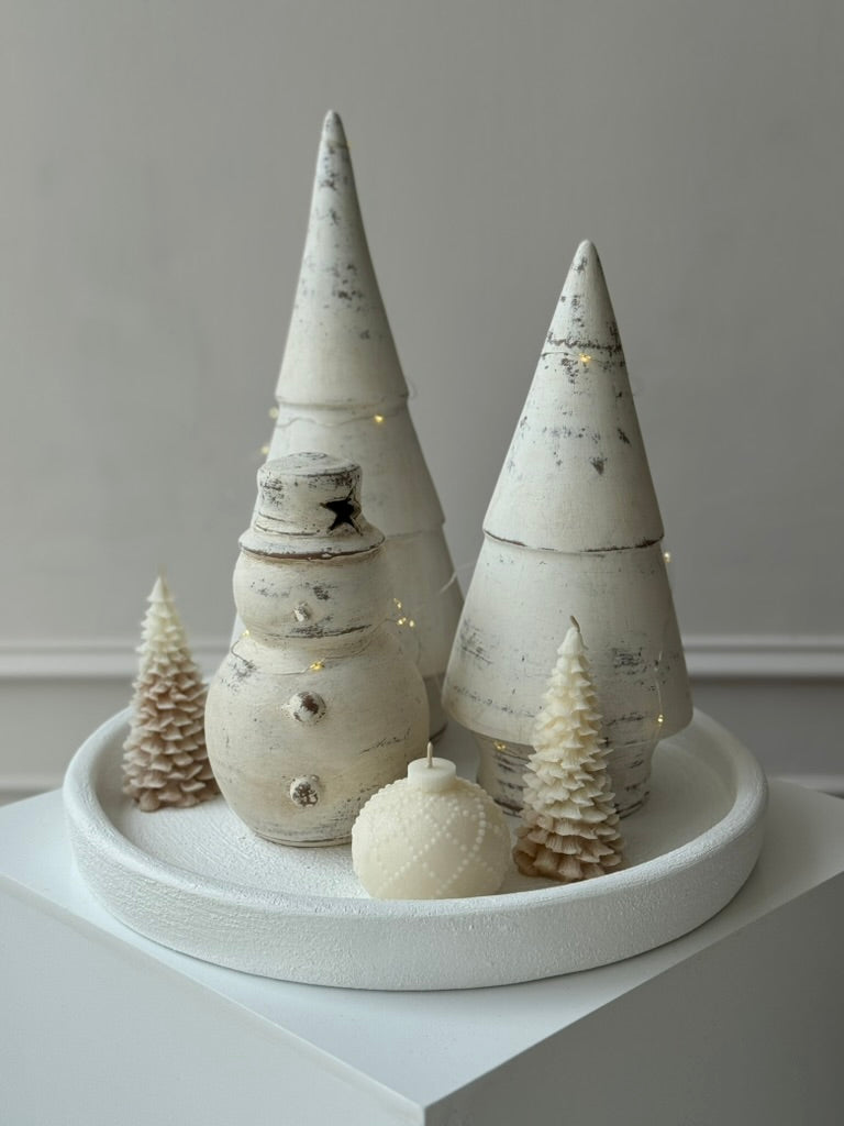 Muñeco de nieve decorativo en barro blanco artesanal, diseño de dos bolas.
