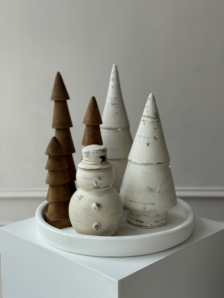 Muñeco de nieve navideño elaborado en barro blanco artesanal con sombrero.
