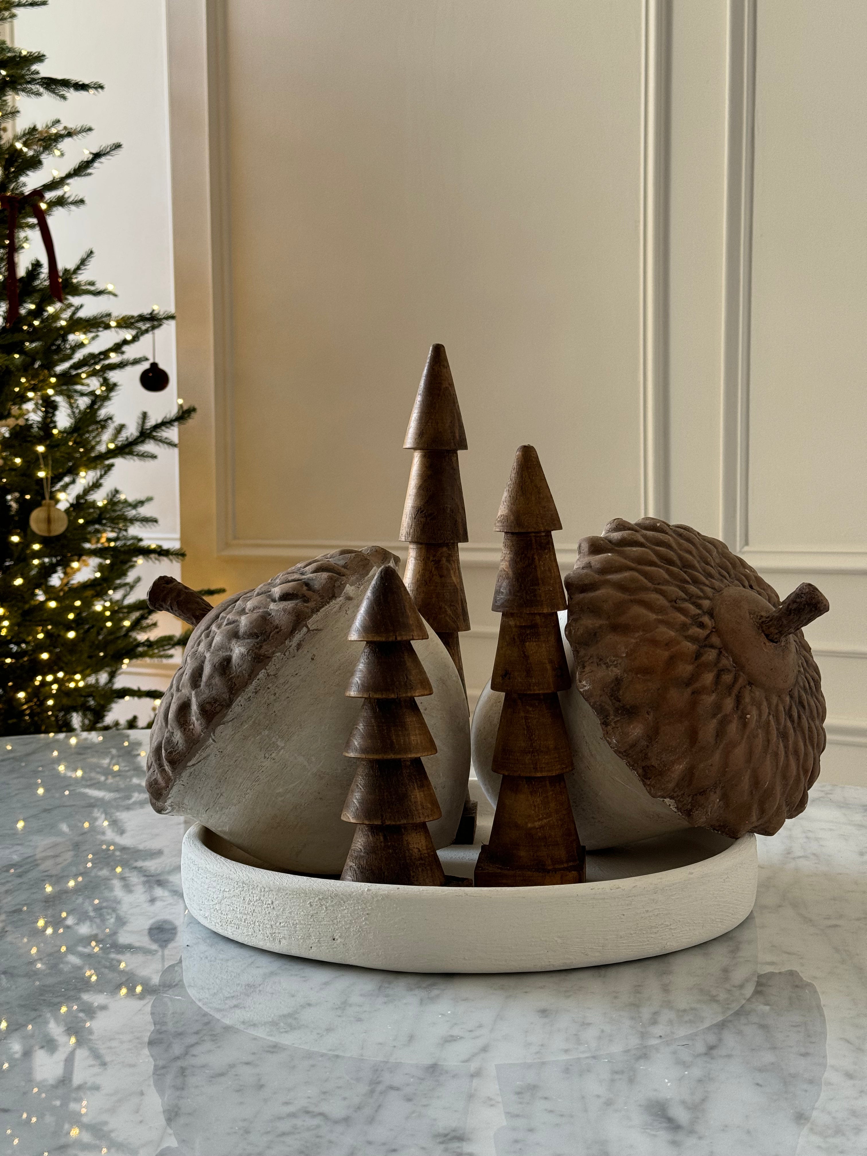 Par de bellotas decorativas de barro en gran tamaño con combinación café y blanco para acentos naturales en el hogar.
