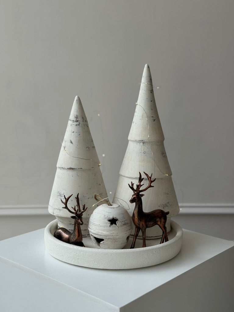 Par de renos decorativos en color bronce, figuras elegantes ideales para ambientar espacios navideños con estilo clásico.
