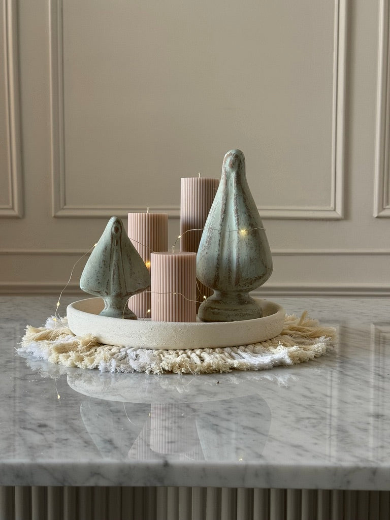 Par de vírgenes decorativas de barro en color verde, diseño minimalista ideal para ambientes serenos y devocionales.
