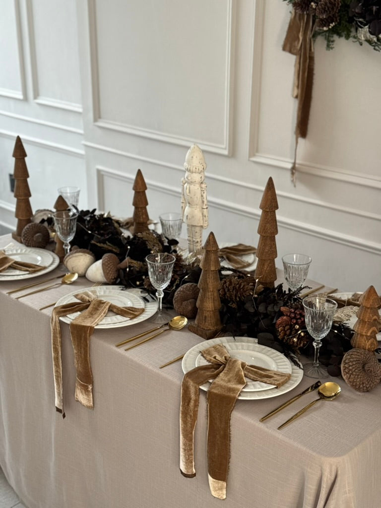 Pinitos de madera decorativos en set de 3 tamaños variados, disponibles en café o blanco, ideales para decoración navideña simple y elegante.
