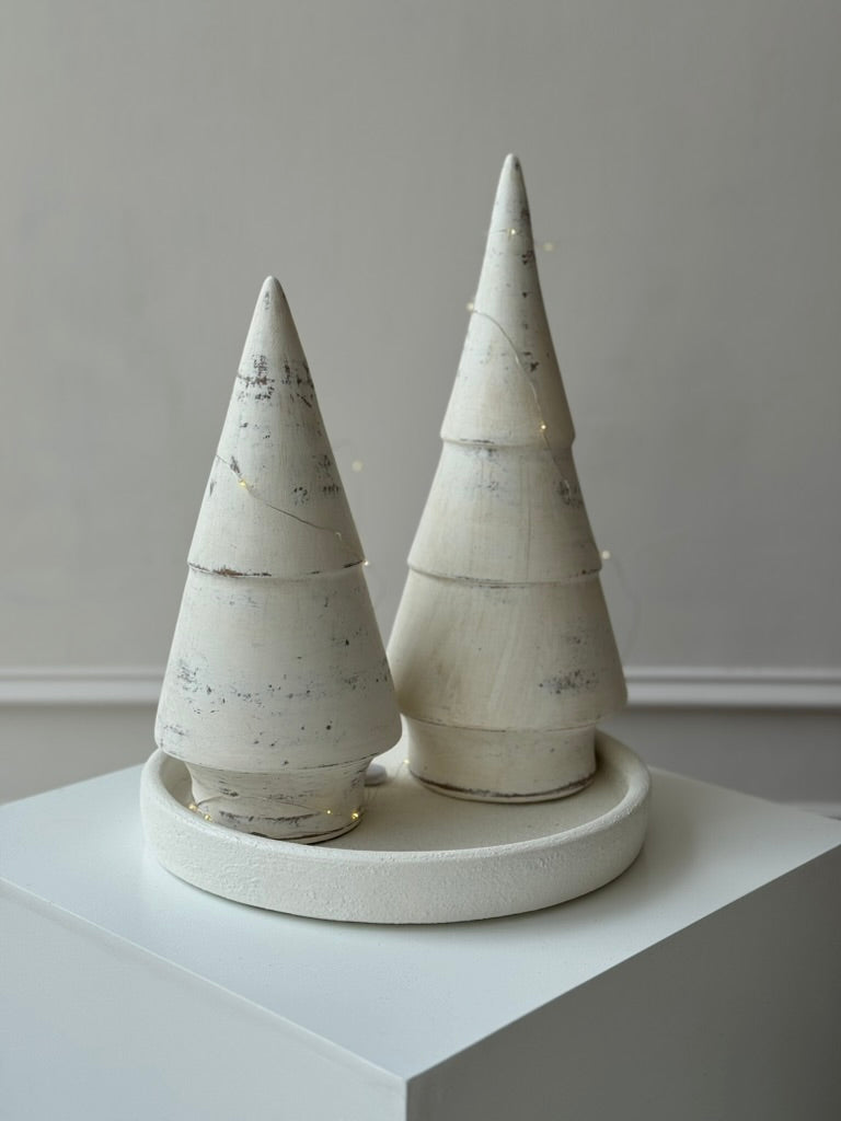 Par de pinos blancos hechos de barro artesanal, decoración navideña minimalista.