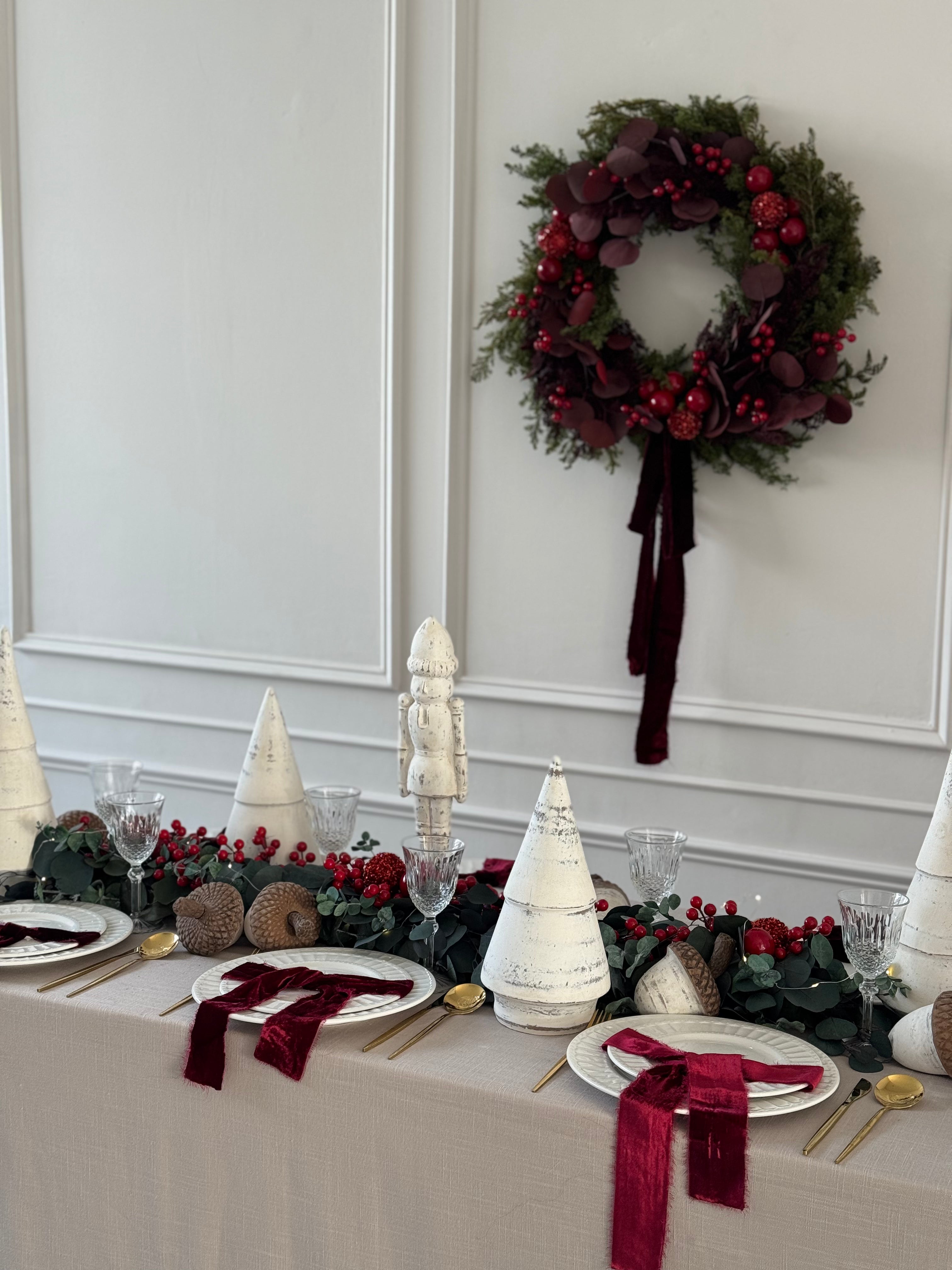 Set de pinos decorativos en cerámica blanca hechos a mano en barro artesanal.
