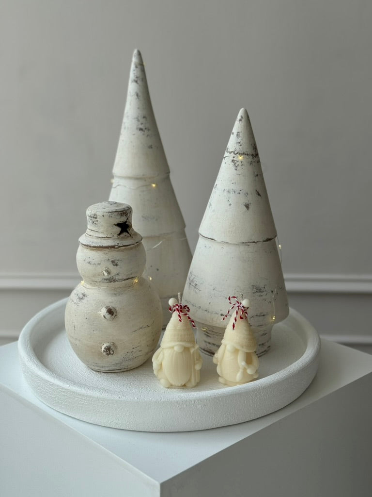 Pinos decorativos de barro artesanal en tono blanco, estilo moderno y cálido.
