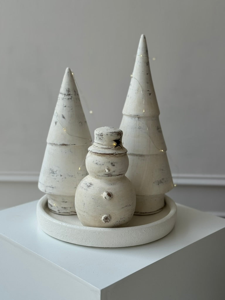 Pinos navideños blancos elaborados en barro artesanal, ideales para decoración de mesa.
