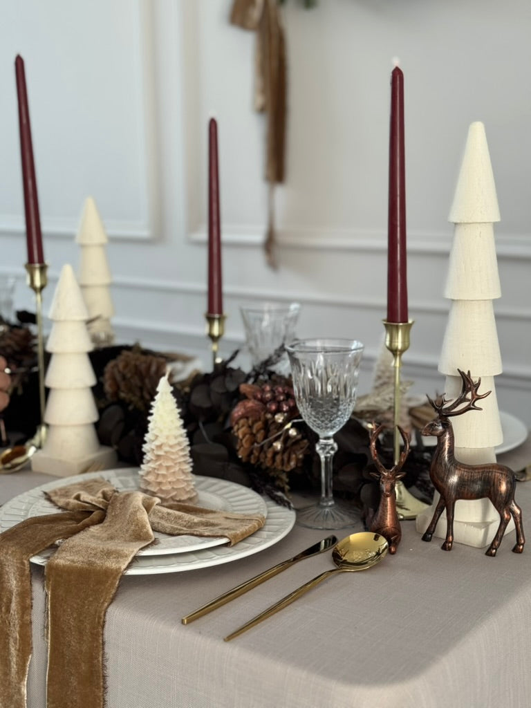 Renos artesanales en color bronce, set de dos piezas decorativas perfectas para dar un toque sofisticado al hogar.
