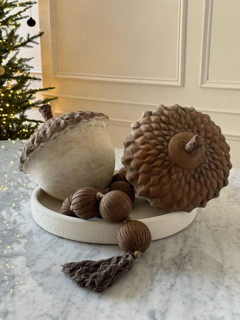 Rosario artesanal de barro café diseñado para decoración religiosa y entornos de fe católica.
