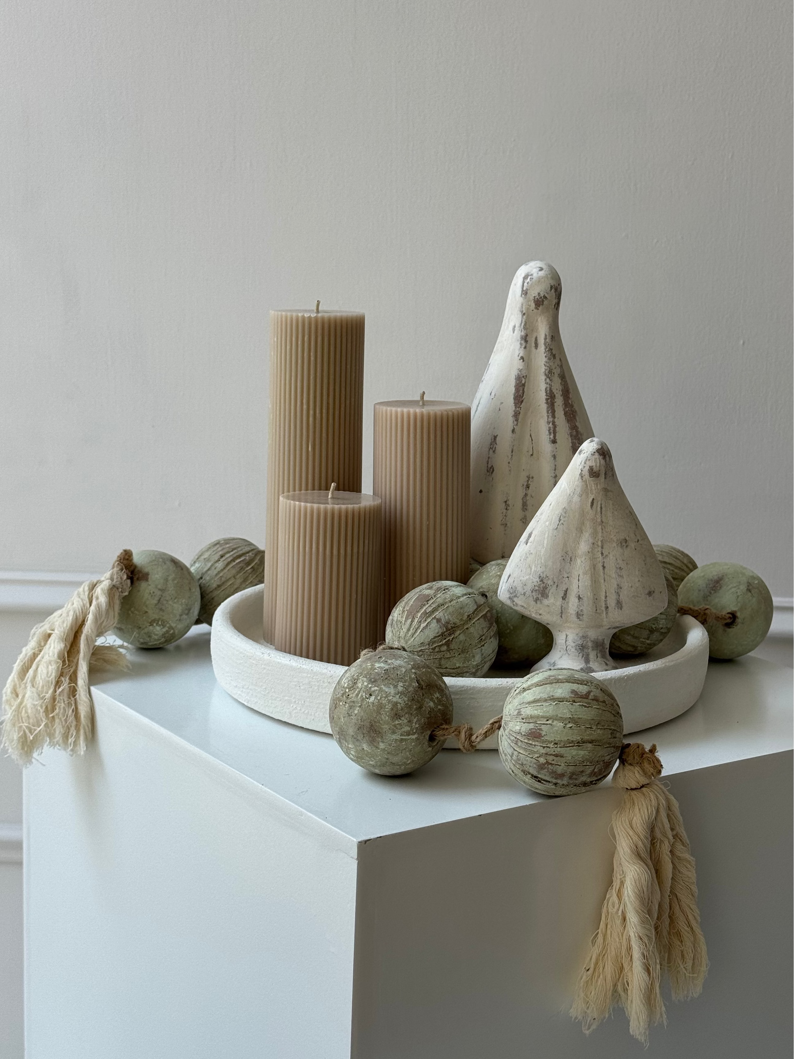 Rosario decorativo de barro café perfecto para ambientar altares y rincones de inspiración católica.
