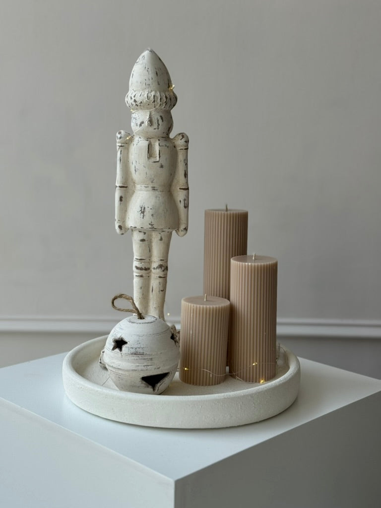 Set de tres velas nude estilo cirio hechas de cera de soja, ideales para decorar espacios minimalistas y cálidos.
